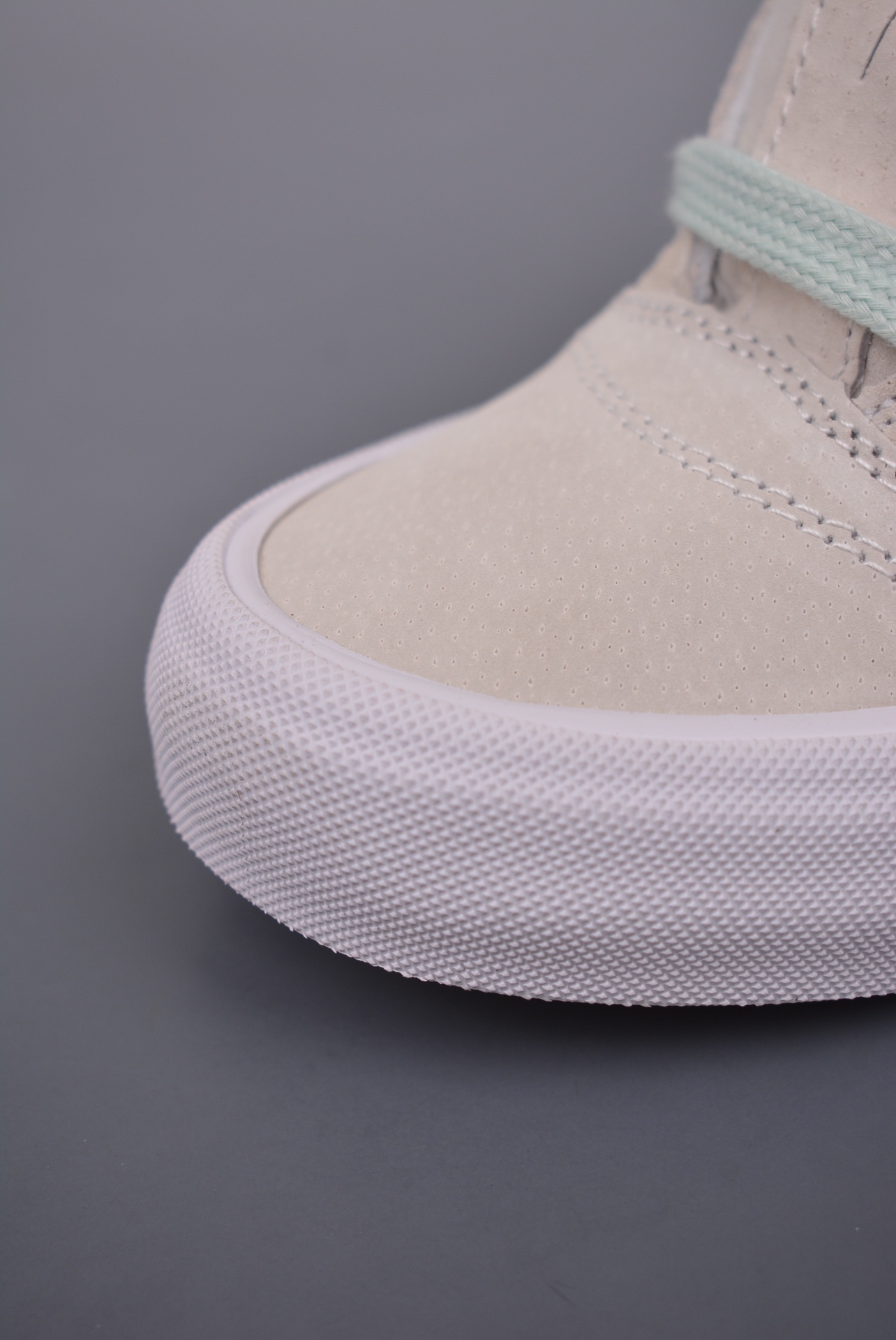 💰150 纯原版 可退换
Vans Classics Knu Skool
米白薄荷绿 厚鞋舌面包鞋
Vans超火的土豆鞋，复古经典，鞋头放大、包边上移加厚、鞋舌加厚。Vans Classics 经典支线土豆鞋 Knu Skool 是完美的平替版，是大众争相追捧的 “面包鞋”
尺码：35 36 36.5 37 38 38.5 39 40 40.5 41 42 42.5 43 44 
工艺：硫化1:1（重量1:1、真标、原钢印、材质标、鞋型标、合格证）