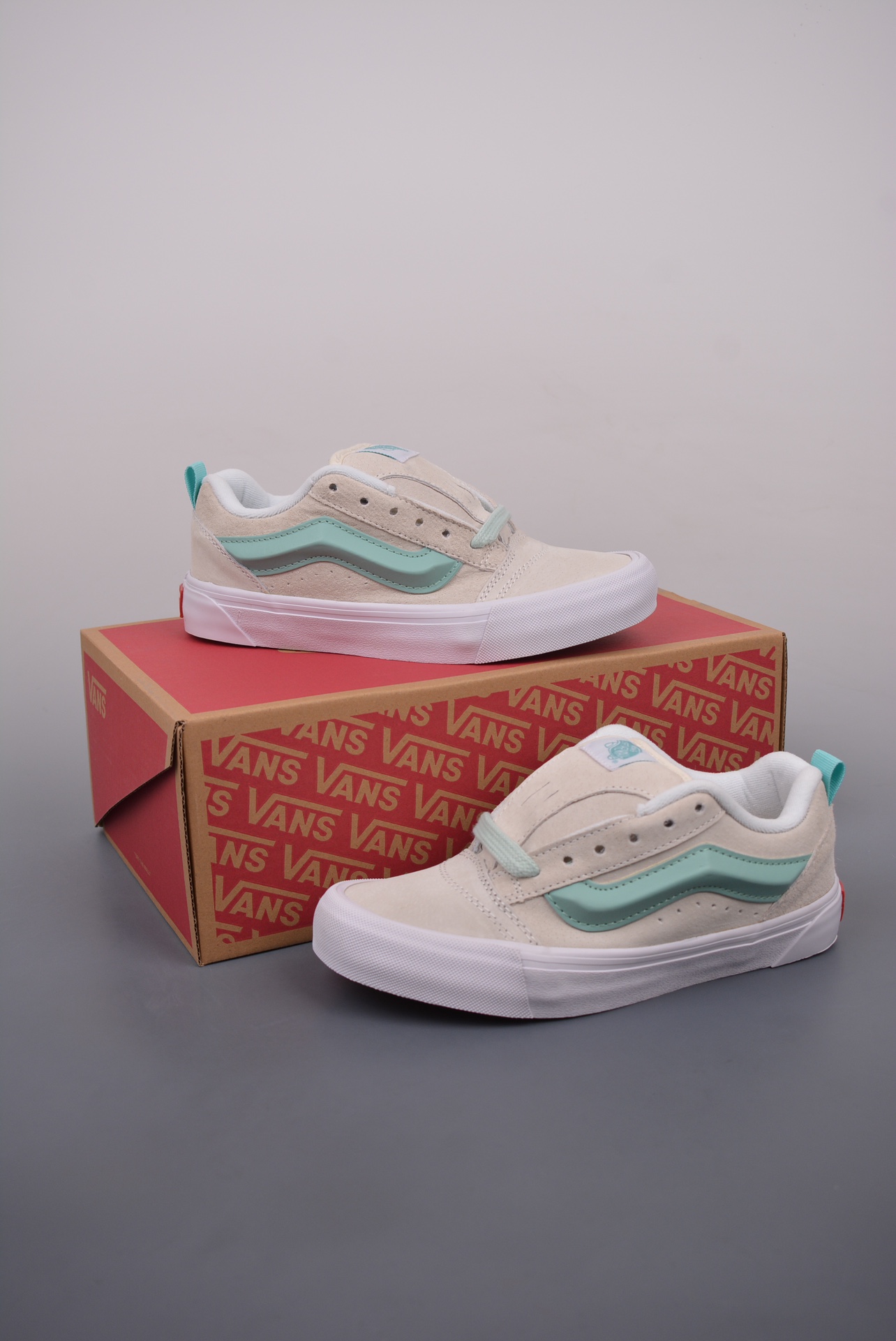 💰150 纯原版 可退换
Vans Classics Knu Skool
米白薄荷绿 厚鞋舌面包鞋
Vans超火的土豆鞋，复古经典，鞋头放大、包边上移加厚、鞋舌加厚。Vans Classics 经典支线土豆鞋 Knu Skool 是完美的平替版，是大众争相追捧的 “面包鞋”
尺码：35 36 36.5 37 38 38.5 39 40 40.5 41 42 42.5 43 44 
工艺：硫化1:1（重量1:1、真标、原钢印、材质标、鞋型标、合格证）