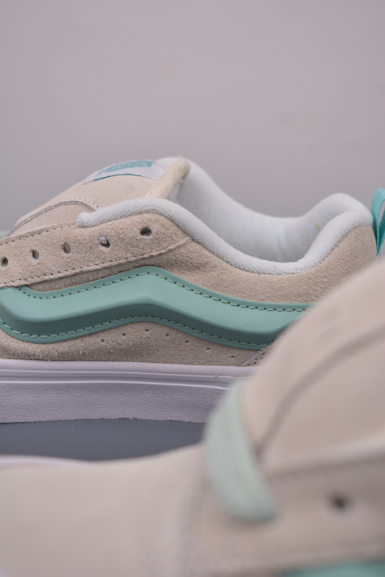 💰150 纯原版 可退换
Vans Classics Knu Skool
米白薄荷绿 厚鞋舌面包鞋
Vans超火的土豆鞋，复古经典，鞋头放大、包边上移加厚、鞋舌加厚。Vans Classics 经典支线土豆鞋 Knu Skool 是完美的平替版，是大众争相追捧的 “面包鞋”
尺码：35 36 36.5 37 38 38.5 39 40 40.5 41 42 42.5 43 44 
工艺：硫化1:1（重量1:1、真标、原钢印、材质标、鞋型标、合格证）