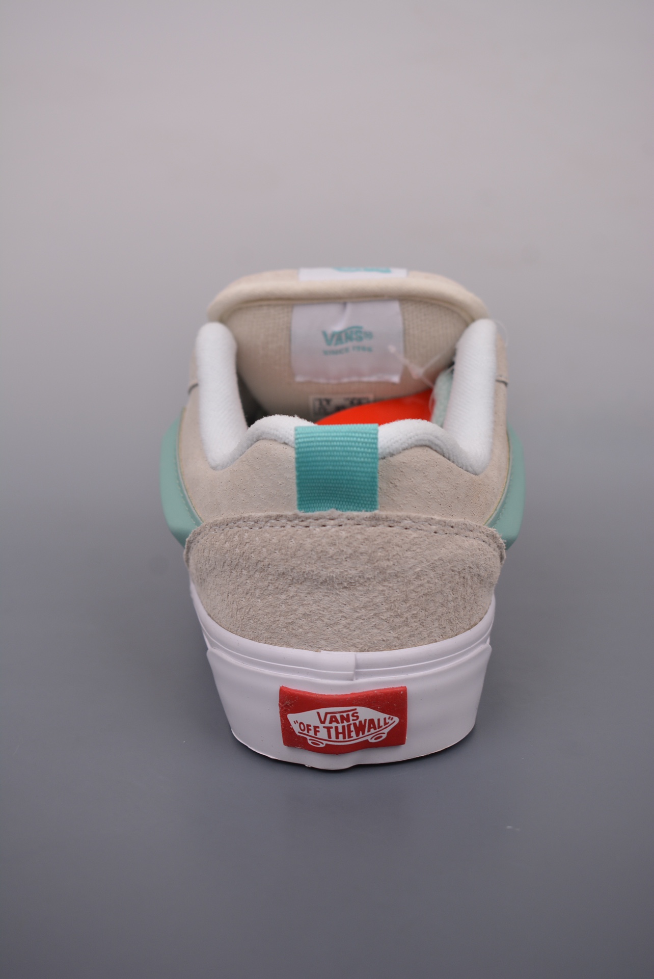 💰150 纯原版 可退换
Vans Classics Knu Skool
米白薄荷绿 厚鞋舌面包鞋
Vans超火的土豆鞋，复古经典，鞋头放大、包边上移加厚、鞋舌加厚。Vans Classics 经典支线土豆鞋 Knu Skool 是完美的平替版，是大众争相追捧的 “面包鞋”
尺码：35 36 36.5 37 38 38.5 39 40 40.5 41 42 42.5 43 44 
工艺：硫化1:1（重量1:1、真标、原钢印、材质标、鞋型标、合格证）