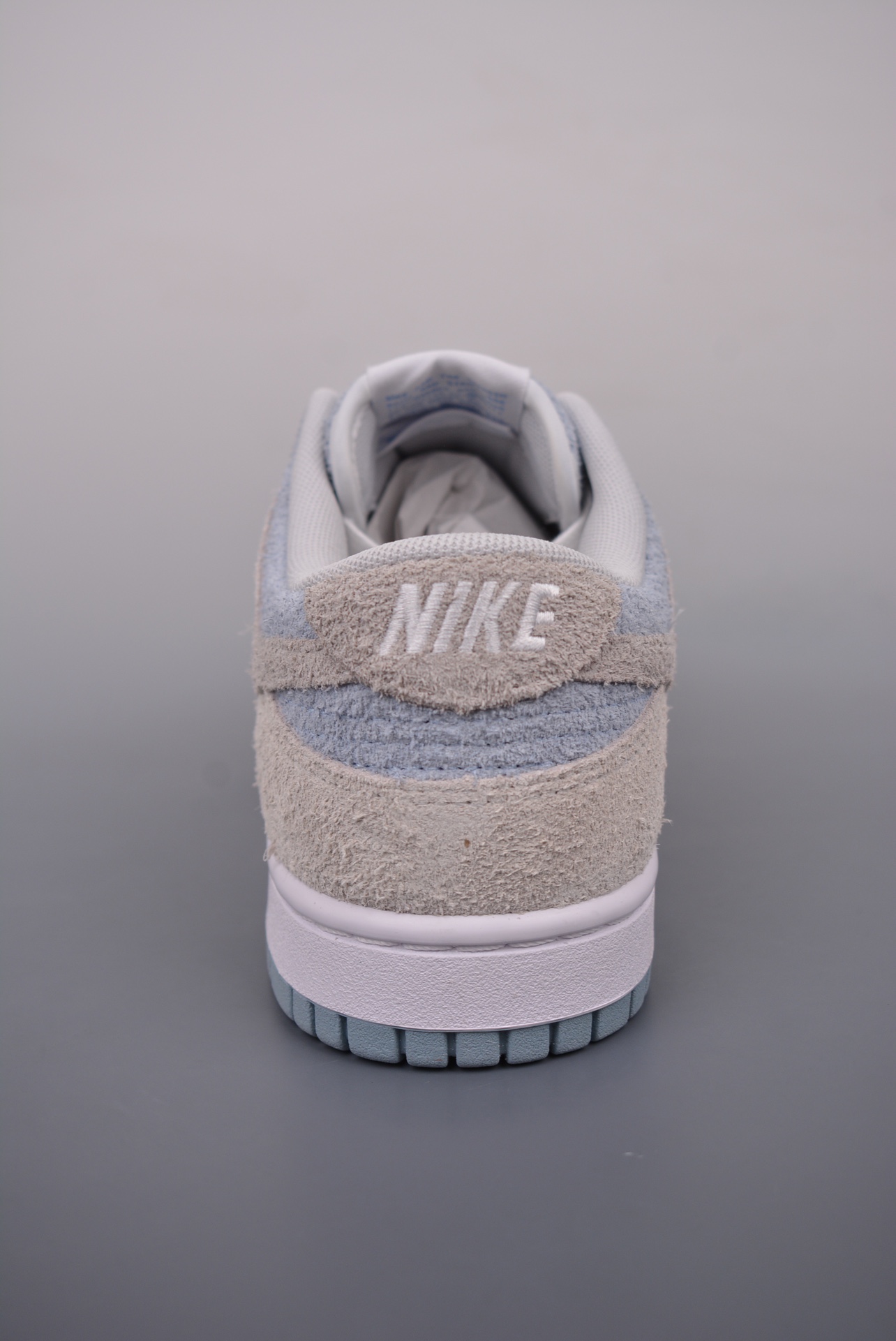 💰180真标💰260公司级💰360纯原版
NK SB Dunk Low 冰雪蓝灰
纯原大厂出品 极力推荐 纯原版本
原装头层材料 独家版型蒸餾加工
帶來的是更好的视觉和脚感体验
大厂纯原品质出货 清洁度 电绣工艺 皮料切割干净无任何毛边 细节完美
官方货号：FZ3779 025HS
尺码：35.5 36 36.5 37.5 38 38.5 39 40 40.5 41 42 42.5 43 44 44.5 45 46