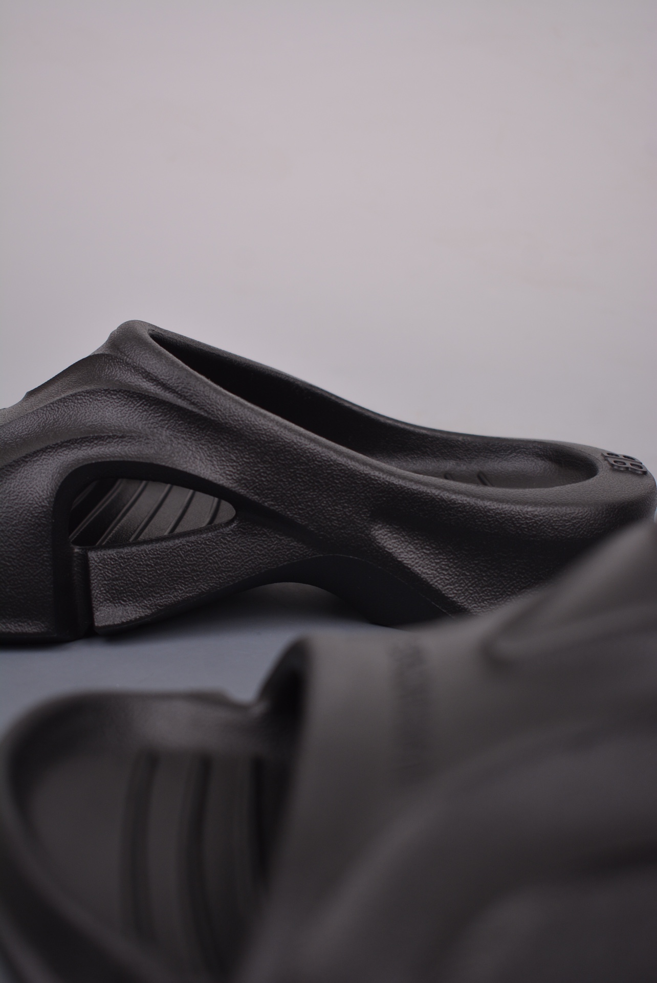 💰150 纯原版 可退换
2024 Balenciag*巴黎世家一字拖 
最新爆款 巴黎世家时尚品牌
网红明星已安排上 
巴黎世家时尚品牌越来舒适
并释放双脚，最舒服的穿搭方式+搭配起来超级时髦，颜色大胆，穿上你就是最靓的仔H8
尺码: 36 37 38 39 40 41 42 43 44 45 46