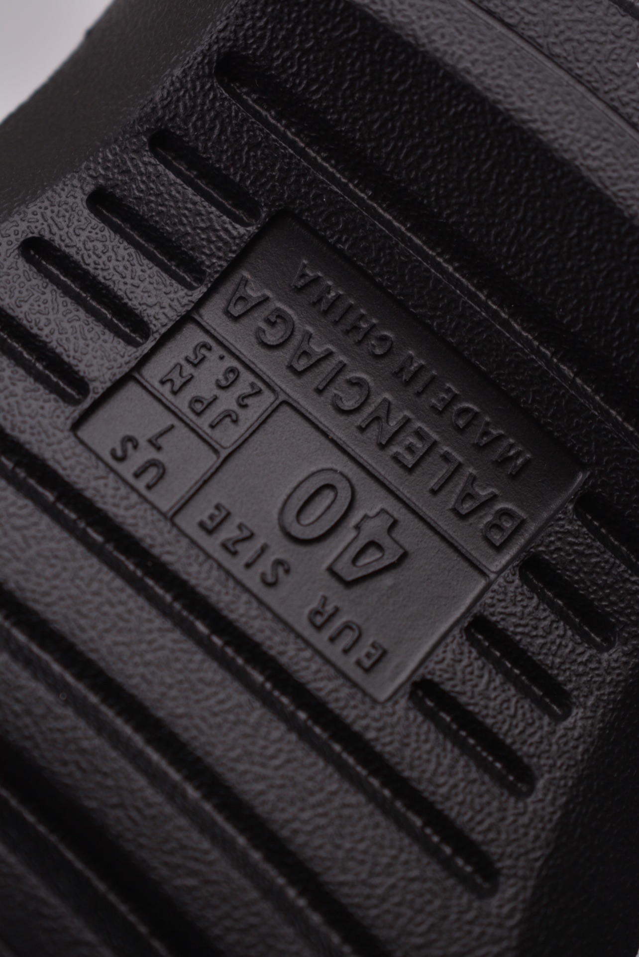 💰150 纯原版 可退换
2024 Balenciag*巴黎世家一字拖 
最新爆款 巴黎世家时尚品牌
网红明星已安排上 
巴黎世家时尚品牌越来舒适
并释放双脚，最舒服的穿搭方式+搭配起来超级时髦，颜色大胆，穿上你就是最靓的仔H8
尺码: 36 37 38 39 40 41 42 43 44 45 46