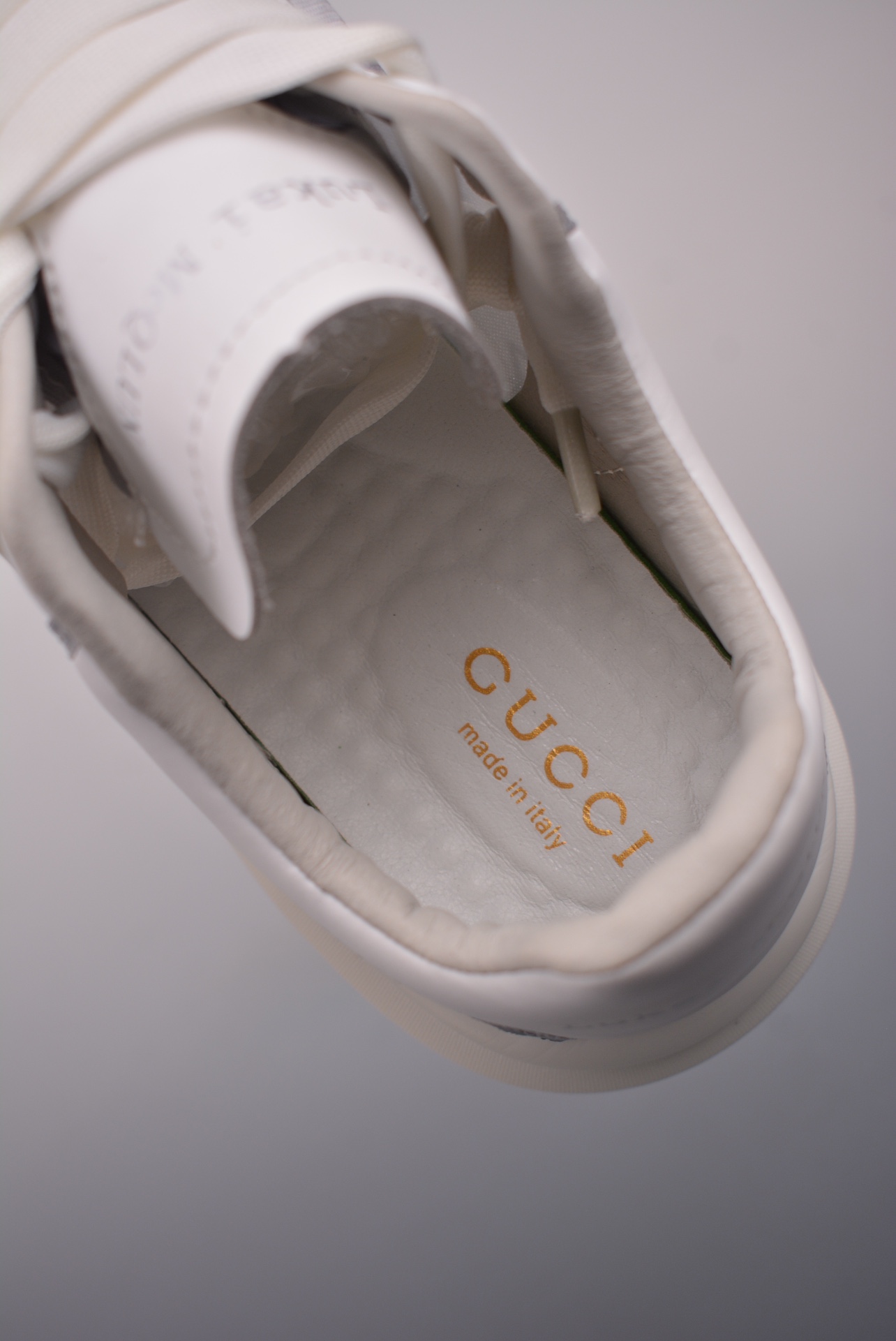 💰360 纯原版 可退换
【GUCCI】古驰今年最新款男鞋
香港-专柜同步 全品相 顶级进口材料
极为亲肤舒适 摸上去非常的细腻 
版型上很正 进口牛皮+真皮内里+几何构图案 奢华生动 图案透气不闷热 更为牢固耐穿 
色彩更为鲜艳绚丽 完美体现立体感
官方货号: 570669XE
尺码: 39 40 41 42 43 44