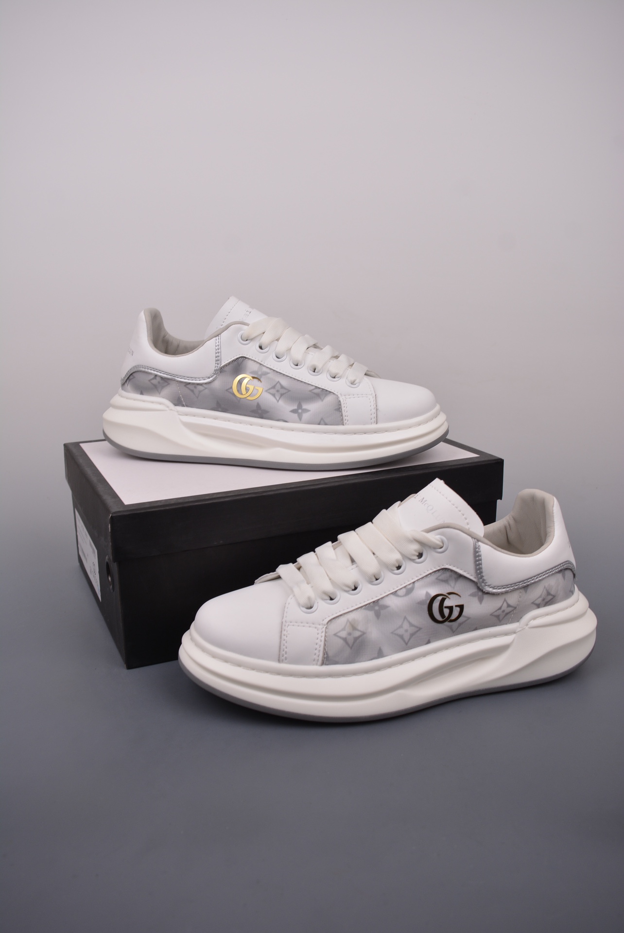 💰360 纯原版 可退换
【GUCCI】古驰今年最新款男鞋
香港-专柜同步 全品相 顶级进口材料
极为亲肤舒适 摸上去非常的细腻 
版型上很正 进口牛皮+真皮内里+几何构图案 奢华生动 图案透气不闷热 更为牢固耐穿 
色彩更为鲜艳绚丽 完美体现立体感
官方货号: 570669XE
尺码: 39 40 41 42 43 44