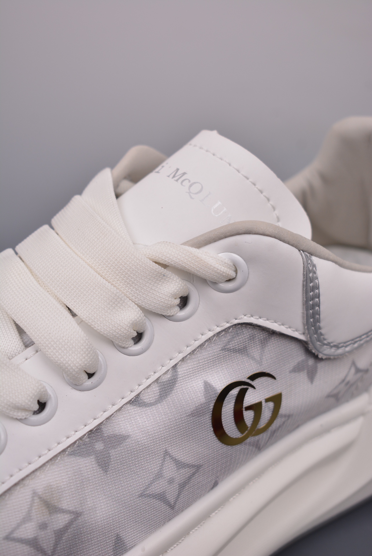 💰360 纯原版 可退换
【GUCCI】古驰今年最新款男鞋
香港-专柜同步 全品相 顶级进口材料
极为亲肤舒适 摸上去非常的细腻 
版型上很正 进口牛皮+真皮内里+几何构图案 奢华生动 图案透气不闷热 更为牢固耐穿 
色彩更为鲜艳绚丽 完美体现立体感
官方货号: 570669XE
尺码: 39 40 41 42 43 44
