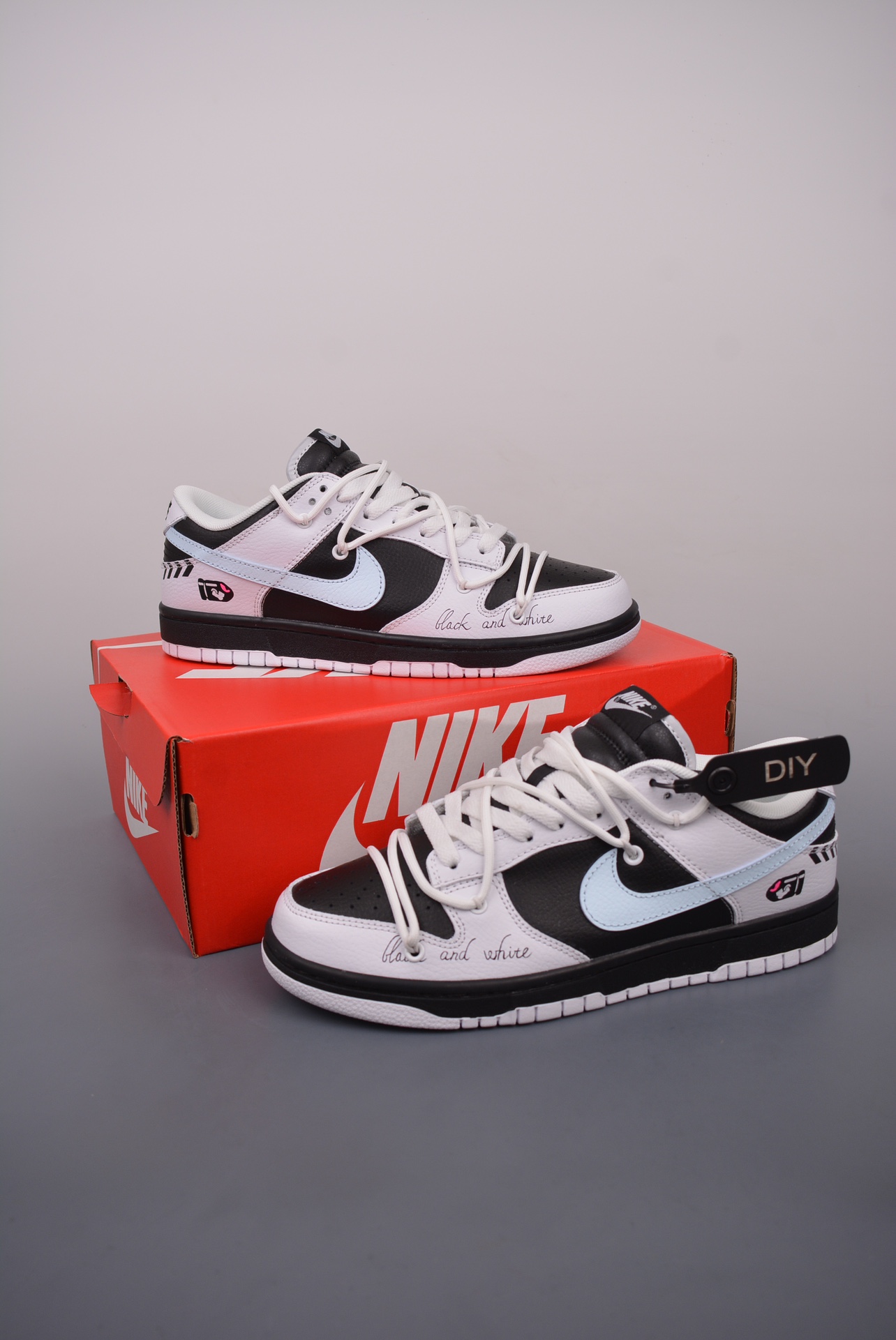 💰260公司级💰360纯原版 可退换
NK SB Dunk Low 极速黑白 赛车涂鸦
解构抽绳鞋带 纯原大厂出品 极力推荐
原装头层材料 独家版型蒸餾加工
帶來的是更好的视觉和脚感体验
大厂纯原品质出货 清洁度 
电绣工艺 皮料切割干净无任何毛边 细节完美
官方货号: FD9064 011SH
尺码：36 36.5 37.5 38 38.5 39 40 40.5 41 42 42.5 43 44 44.5 45 46
