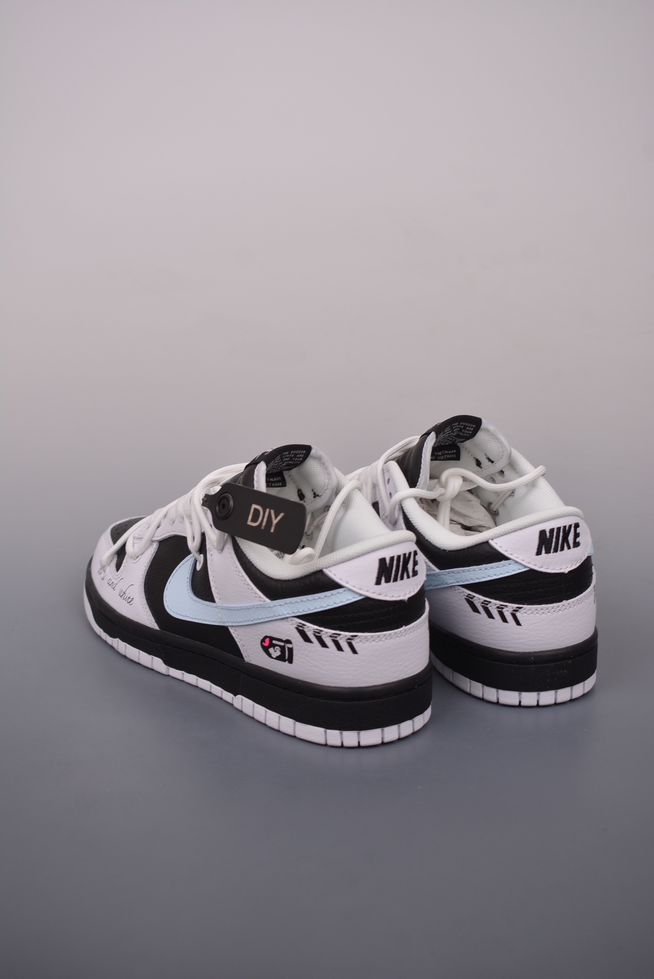 💰260公司级💰360纯原版 可退换
NK SB Dunk Low 极速黑白 赛车涂鸦
解构抽绳鞋带 纯原大厂出品 极力推荐
原装头层材料 独家版型蒸餾加工
帶來的是更好的视觉和脚感体验
大厂纯原品质出货 清洁度 
电绣工艺 皮料切割干净无任何毛边 细节完美
官方货号: FD9064 011SH
尺码：36 36.5 37.5 38 38.5 39 40 40.5 41 42 42.5 43 44 44.5 45 46
