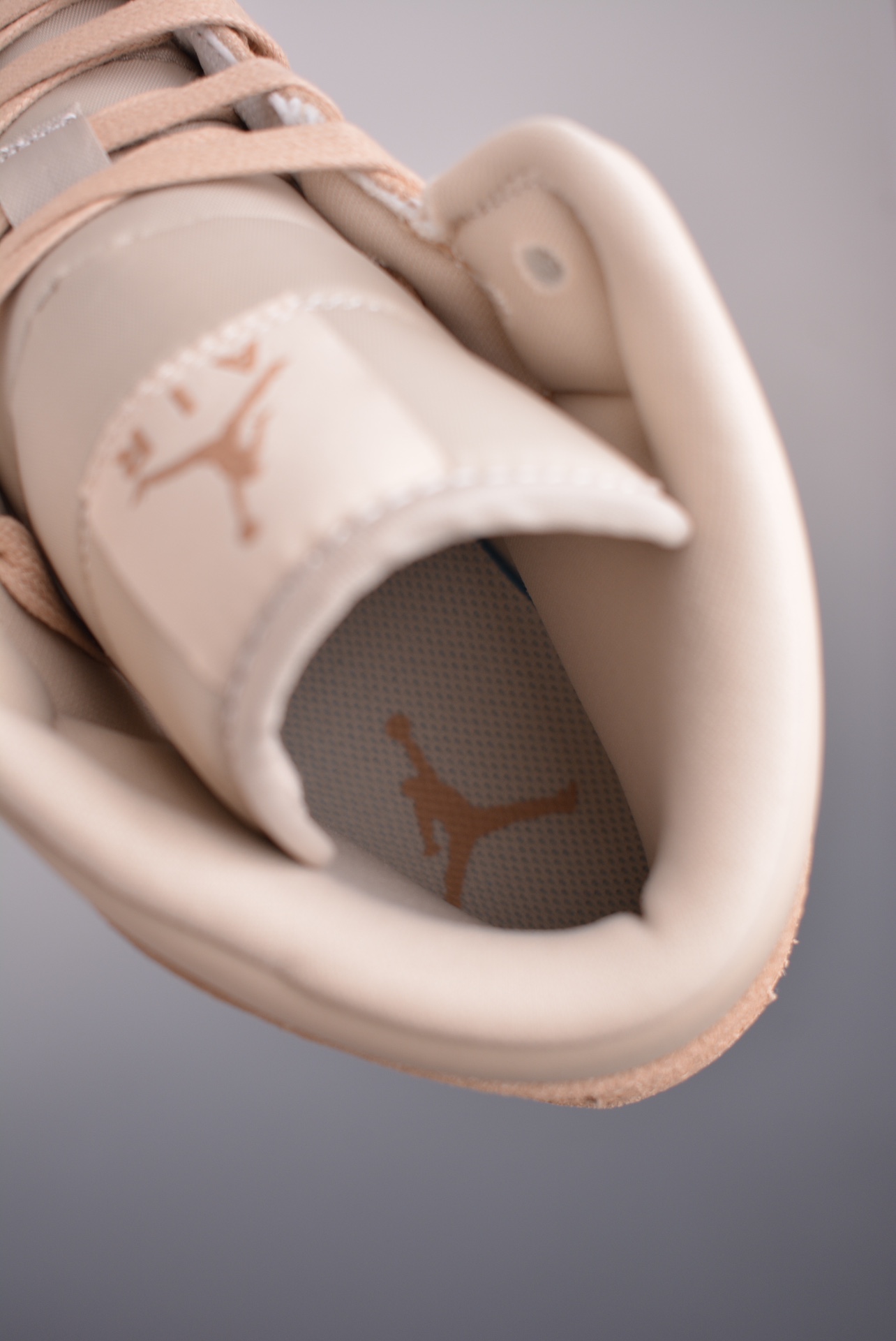 💰240公司级💰320纯原版 可退换
Air Jordan 1 Mid 浅褐脚趾
天猫贸外客户订单 市面最工高艺
中系帮列 全批jw新次 原装模原大底
全鞋原厂制定皮料，手感细正腻确折边工艺 完美节细诠释
官方货号：FJ3448 200B
Size：36 36.5 37.5 38 38.5 39 40 40.5 41 42 42.5 43 44 44.5 45 46