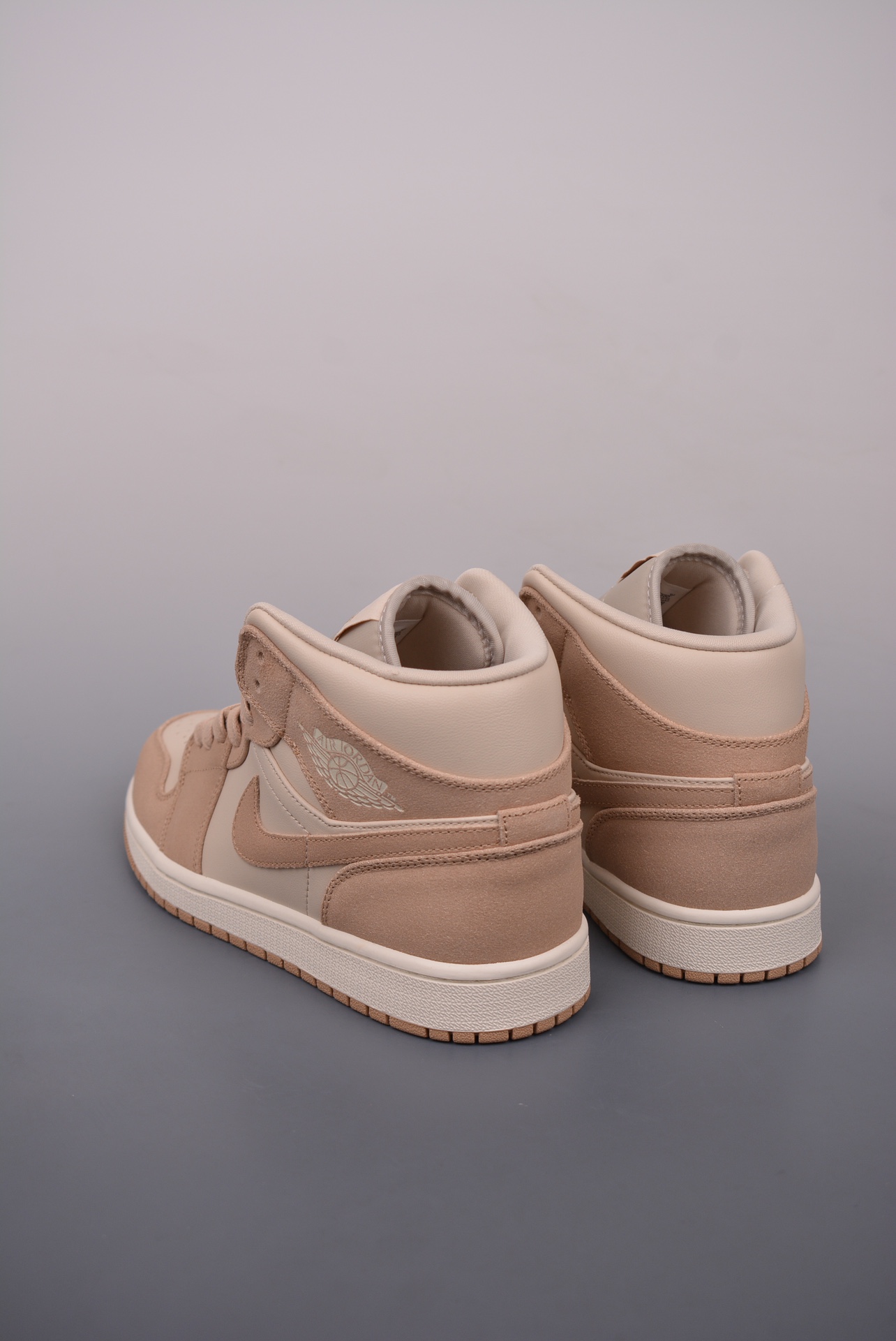 💰240公司级💰320纯原版 可退换
Air Jordan 1 Mid 浅褐脚趾
天猫贸外客户订单 市面最工高艺
中系帮列 全批jw新次 原装模原大底
全鞋原厂制定皮料，手感细正腻确折边工艺 完美节细诠释
官方货号：FJ3448 200B
Size：36 36.5 37.5 38 38.5 39 40 40.5 41 42 42.5 43 44 44.5 45 46