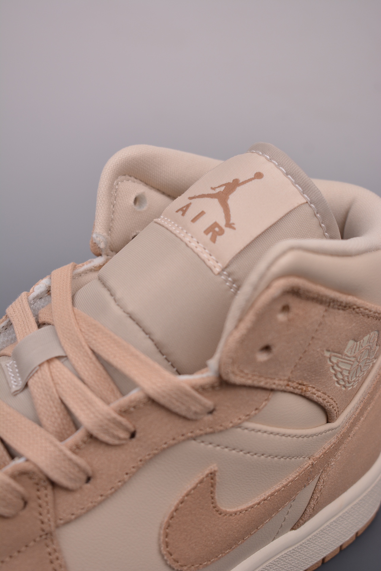 💰240公司级💰320纯原版 可退换
Air Jordan 1 Mid 浅褐脚趾
天猫贸外客户订单 市面最工高艺
中系帮列 全批jw新次 原装模原大底
全鞋原厂制定皮料，手感细正腻确折边工艺 完美节细诠释
官方货号：FJ3448 200B
Size：36 36.5 37.5 38 38.5 39 40 40.5 41 42 42.5 43 44 44.5 45 46