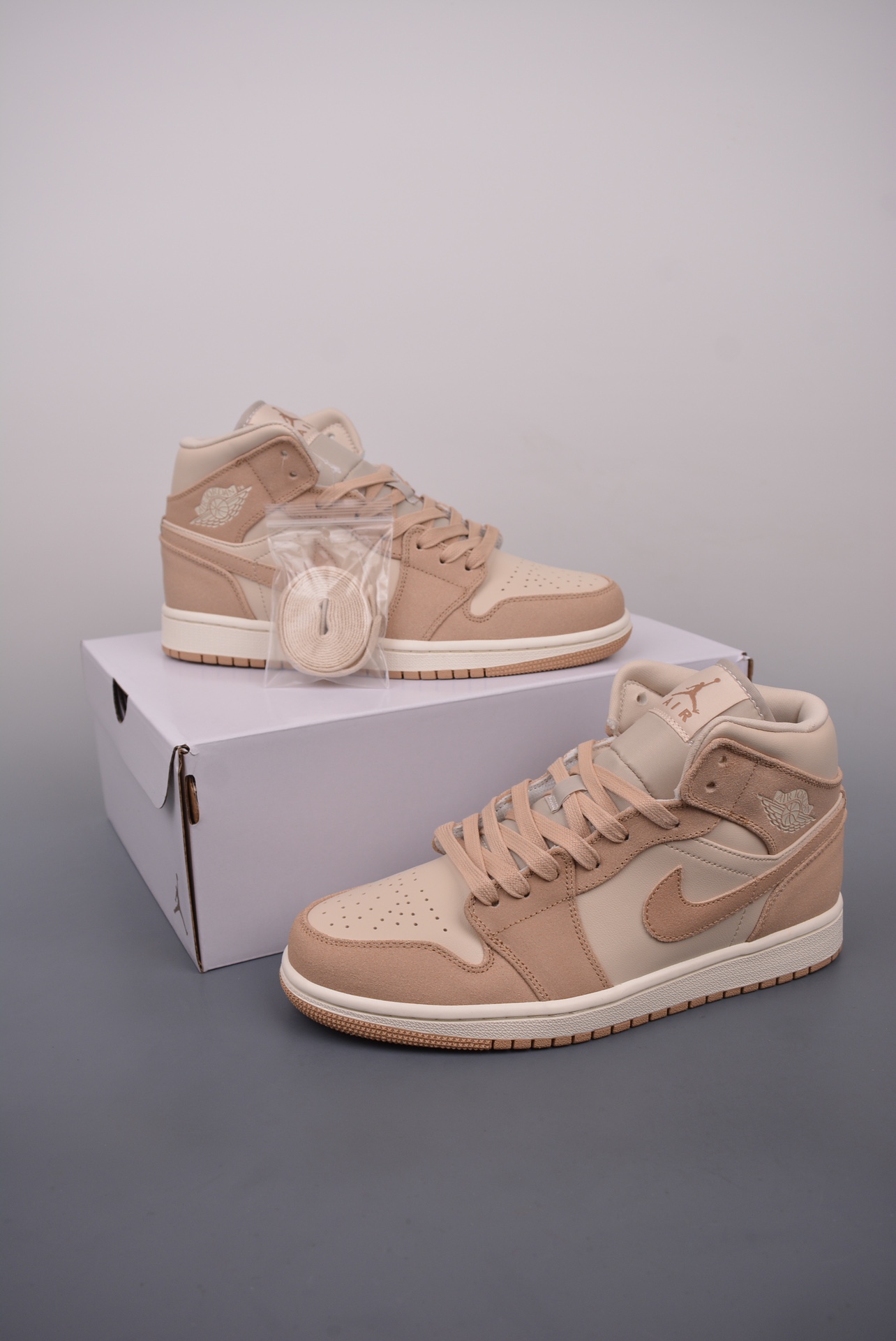 💰240公司级💰320纯原版 可退换
Air Jordan 1 Mid 浅褐脚趾
天猫贸外客户订单 市面最工高艺
中系帮列 全批jw新次 原装模原大底
全鞋原厂制定皮料，手感细正腻确折边工艺 完美节细诠释
官方货号：FJ3448 200B
Size：36 36.5 37.5 38 38.5 39 40 40.5 41 42 42.5 43 44 44.5 45 46