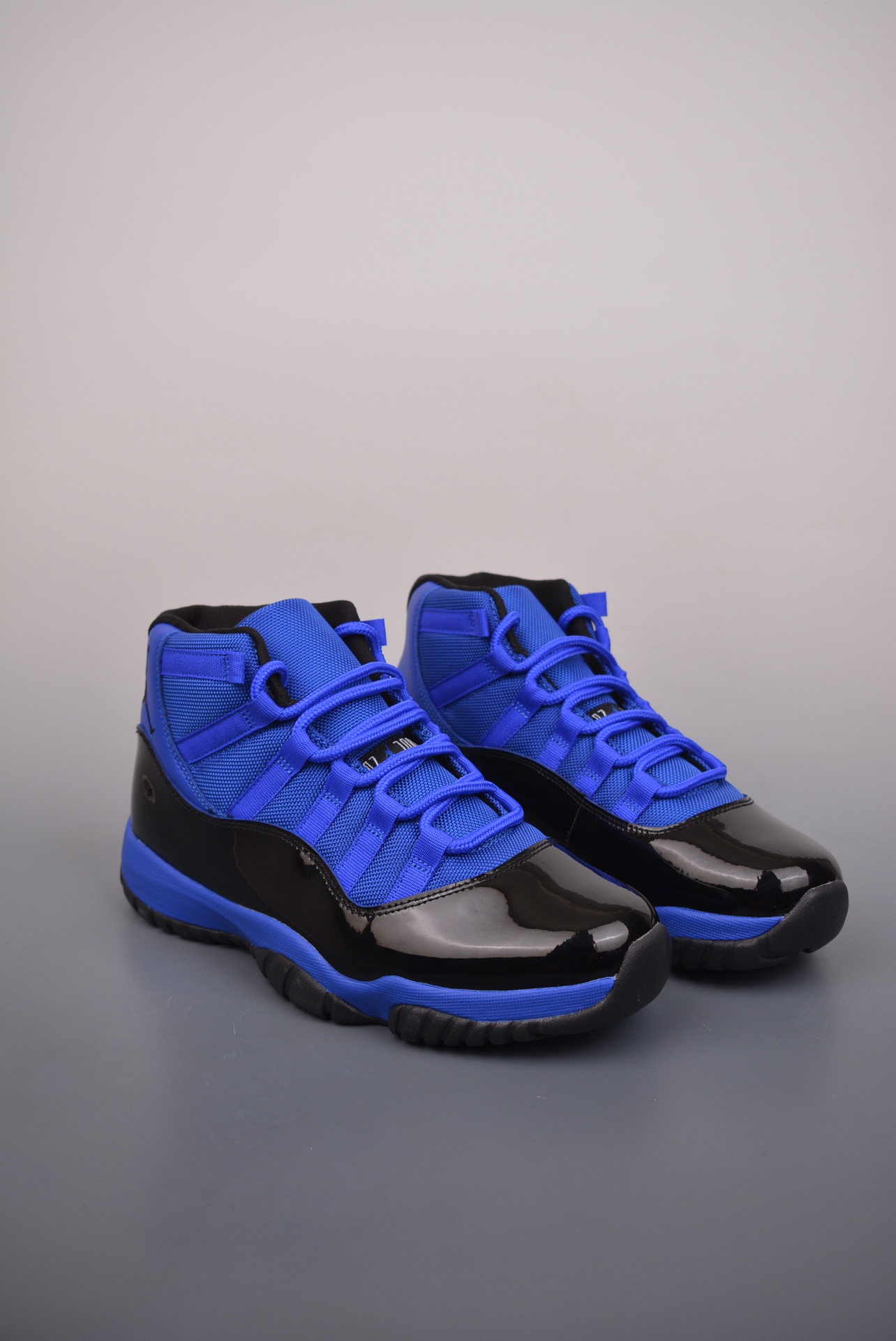 Air Jordan 11 الأحذية Air Jordan أسود . بلو براءات الاختراع والجلود مساعدة عالية معطف