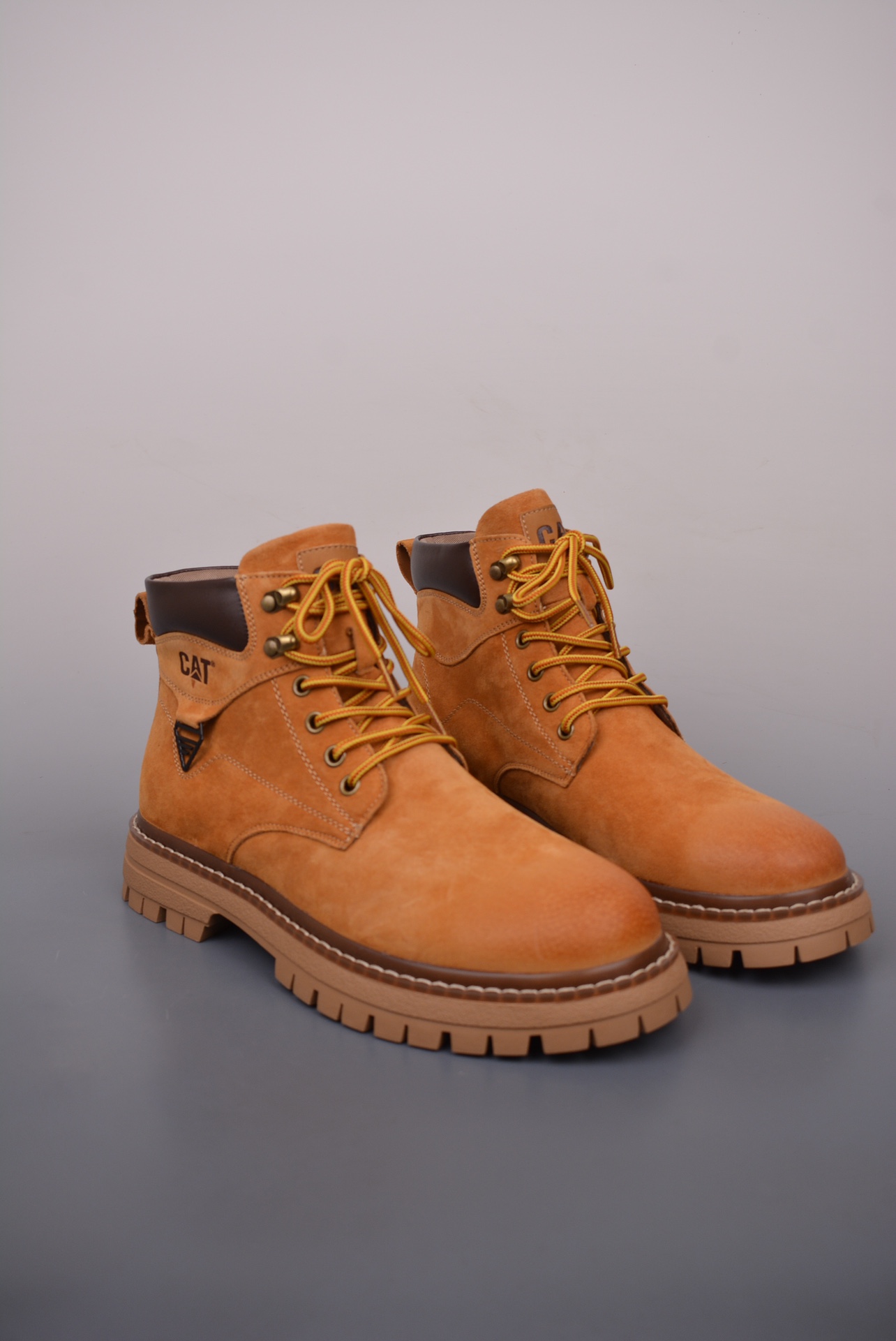 💰280
CAT卡特 户外中帮休闲马丁靴系列          
广东大厂品质 全新工艺升级 
侧拉链 全鞋真牛皮材料 
大底到五金都是代工厂原材料制作 
同原版固特异永不开胶工艺 
好货不杀猪 首单质量严格把控 
全网独家首发 品质毋庸置疑 
全套官网统一包装 今年冬季防寒户外专用 
日常随意搭配 
官方货号: P7219062324
尺码: 39 40 41 42 43 44（偏大一码）