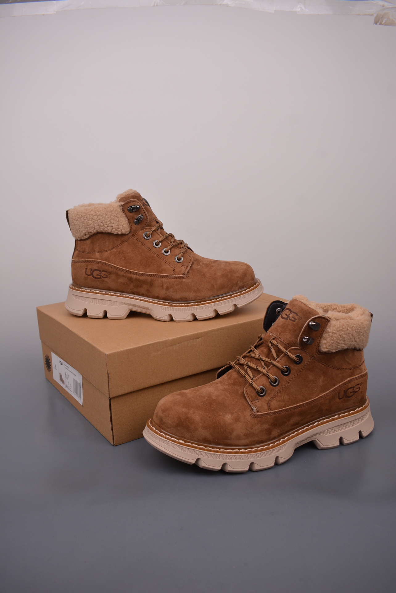 320 UGG Tasman Weather Hybrid 塔斯曼混合系列中帮轻量休闲马丁靴 U5867M