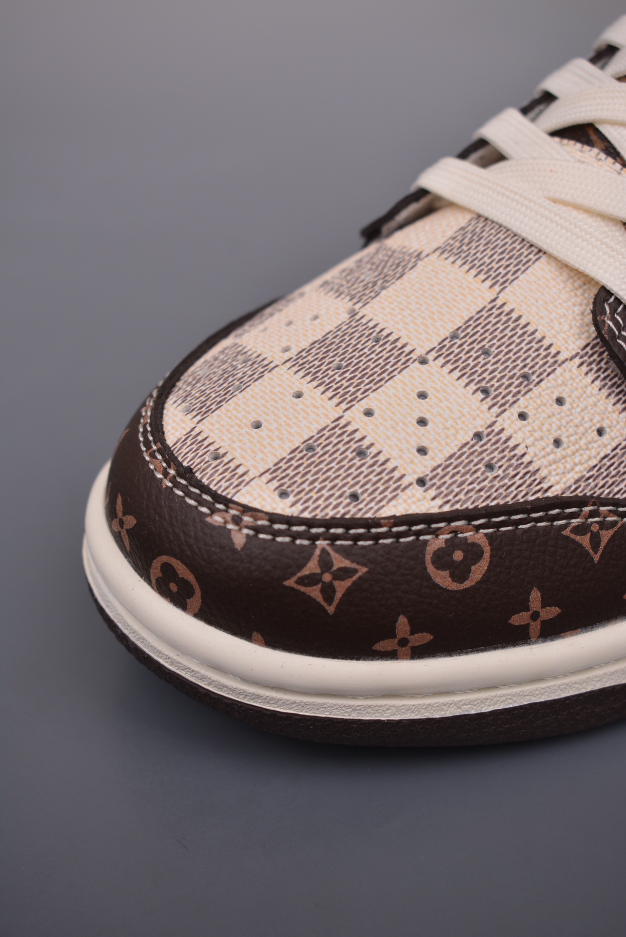  💰260公司级💰360纯原版 可退换
NK SB Dunk Low 
性价比天花板 尝鲜先行版 
原装头层材料 独家版型蒸餾加工
帶來的是更好的视觉和脚感体验
大厂纯原品质出货 清洁度 电绣工艺 皮料切割干净无任何毛边 细节完美 
官方货号: SJ2068 2552226
尺码：36 36.5 37.5 38 38.5 39 40 40.5 41 42 42.5 43 44 45 