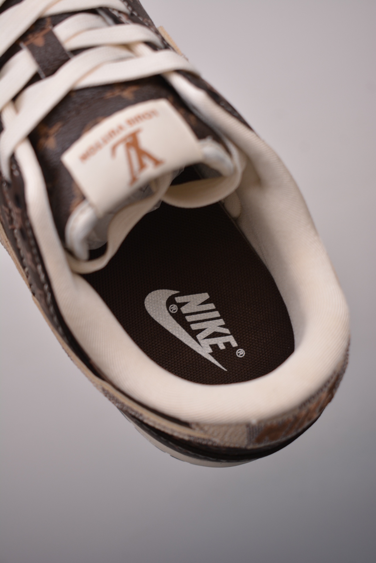  💰260公司级💰360纯原版 可退换
NK SB Dunk Low 
性价比天花板 尝鲜先行版 
原装头层材料 独家版型蒸餾加工
帶來的是更好的视觉和脚感体验
大厂纯原品质出货 清洁度 电绣工艺 皮料切割干净无任何毛边 细节完美 
官方货号: SJ2068 2552226
尺码：36 36.5 37.5 38 38.5 39 40 40.5 41 42 42.5 43 44 45 