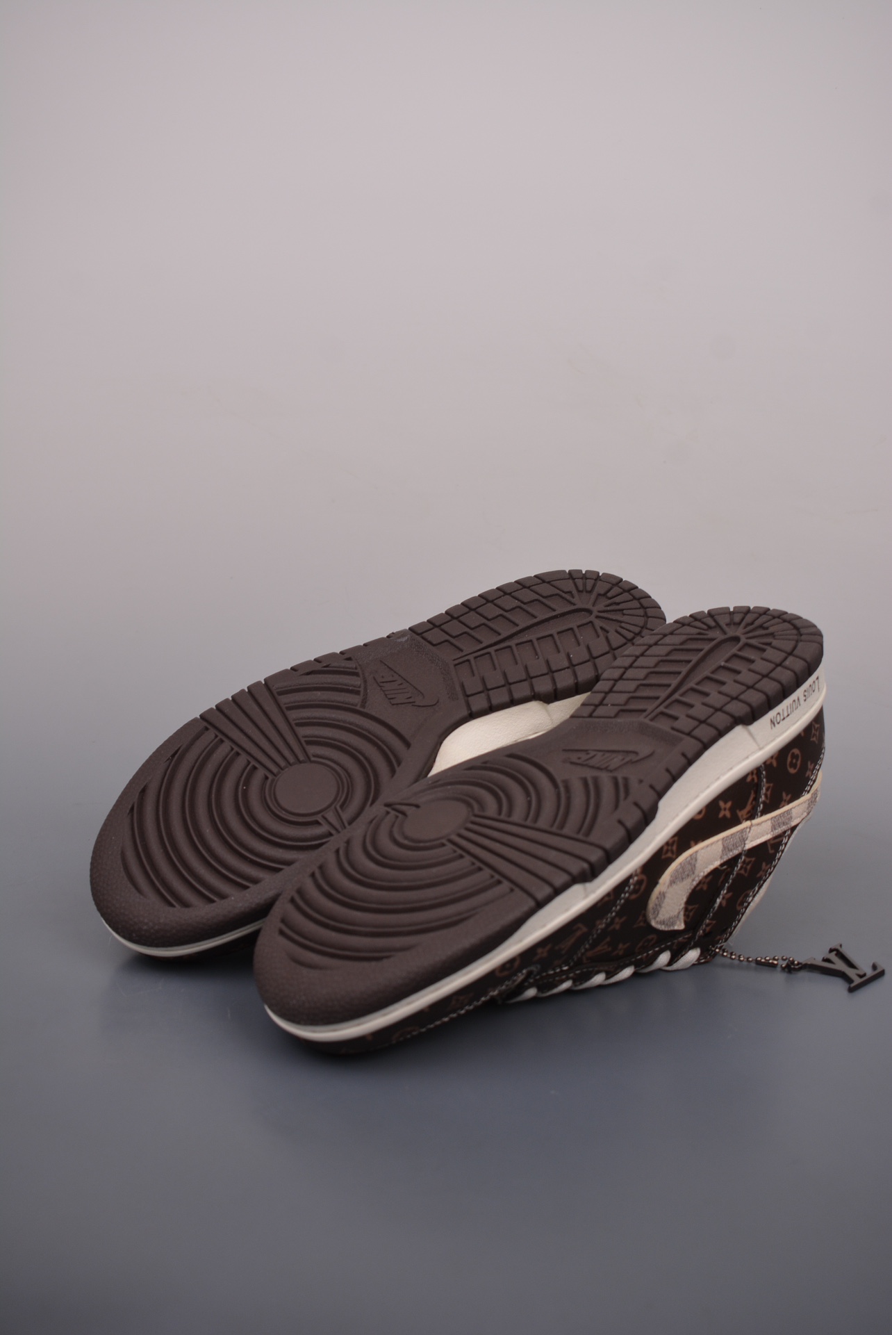  💰260公司级💰360纯原版 可退换
NK SB Dunk Low 
性价比天花板 尝鲜先行版 
原装头层材料 独家版型蒸餾加工
帶來的是更好的视觉和脚感体验
大厂纯原品质出货 清洁度 电绣工艺 皮料切割干净无任何毛边 细节完美 
官方货号: SJ2068 2552226
尺码：36 36.5 37.5 38 38.5 39 40 40.5 41 42 42.5 43 44 45 