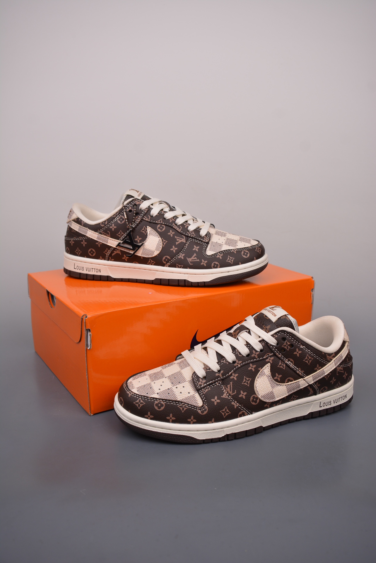  💰260公司级💰360纯原版 可退换
NK SB Dunk Low 
性价比天花板 尝鲜先行版 
原装头层材料 独家版型蒸餾加工
帶來的是更好的视觉和脚感体验
大厂纯原品质出货 清洁度 电绣工艺 皮料切割干净无任何毛边 细节完美 
官方货号: SJ2068 2552226
尺码：36 36.5 37.5 38 38.5 39 40 40.5 41 42 42.5 43 44 45 