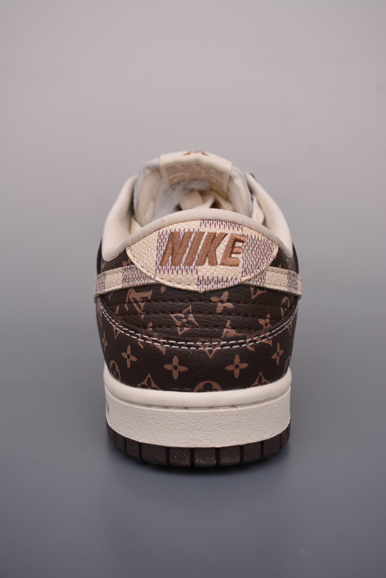  💰260公司级💰360纯原版 可退换
NK SB Dunk Low 
性价比天花板 尝鲜先行版 
原装头层材料 独家版型蒸餾加工
帶來的是更好的视觉和脚感体验
大厂纯原品质出货 清洁度 电绣工艺 皮料切割干净无任何毛边 细节完美 
官方货号: SJ2068 2552226
尺码：36 36.5 37.5 38 38.5 39 40 40.5 41 42 42.5 43 44 45 