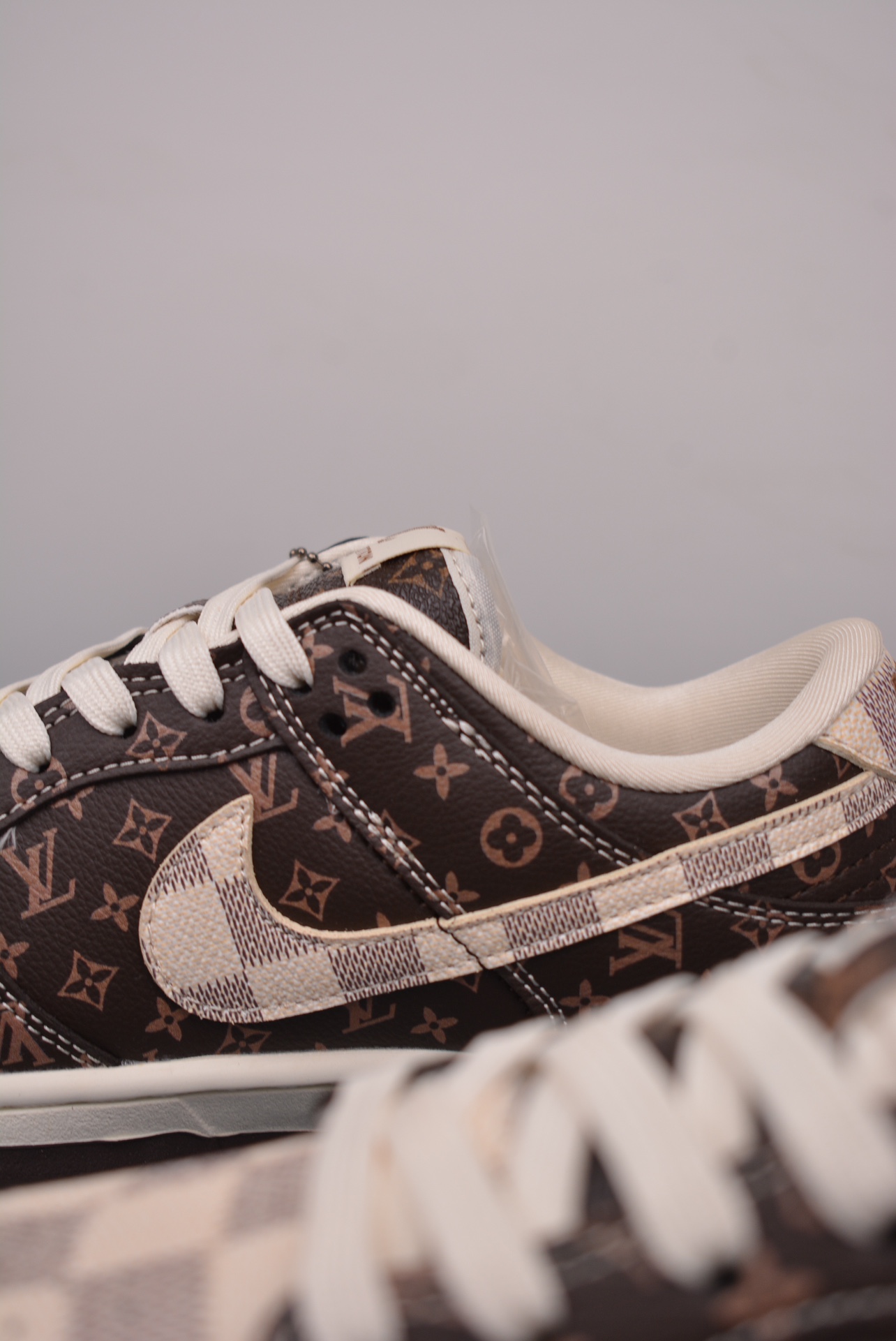  💰260公司级💰360纯原版 可退换
NK SB Dunk Low 
性价比天花板 尝鲜先行版 
原装头层材料 独家版型蒸餾加工
帶來的是更好的视觉和脚感体验
大厂纯原品质出货 清洁度 电绣工艺 皮料切割干净无任何毛边 细节完美 
官方货号: SJ2068 2552226
尺码：36 36.5 37.5 38 38.5 39 40 40.5 41 42 42.5 43 44 45 