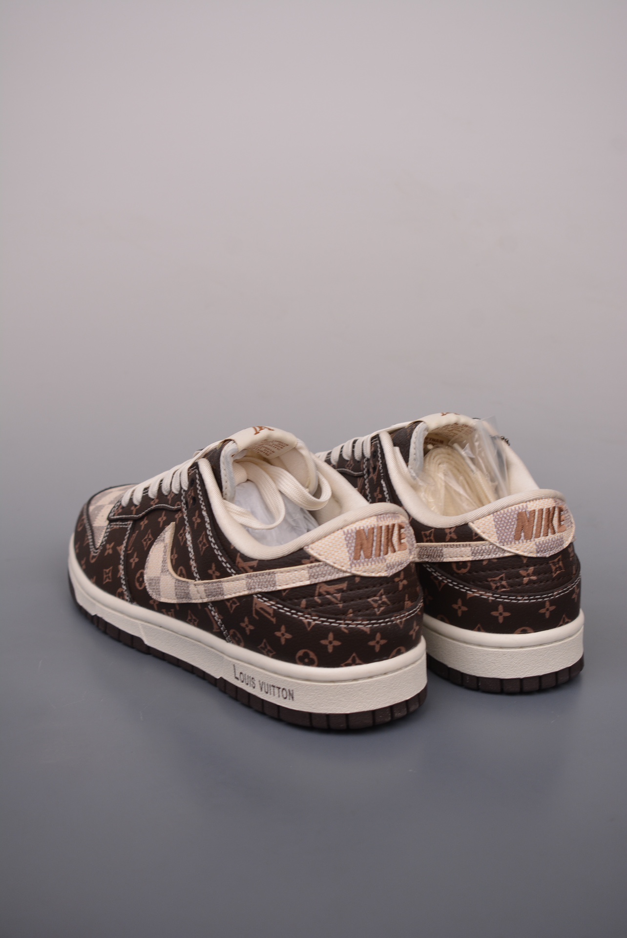  💰260公司级💰360纯原版 可退换
NK SB Dunk Low 
性价比天花板 尝鲜先行版 
原装头层材料 独家版型蒸餾加工
帶來的是更好的视觉和脚感体验
大厂纯原品质出货 清洁度 电绣工艺 皮料切割干净无任何毛边 细节完美 
官方货号: SJ2068 2552226
尺码：36 36.5 37.5 38 38.5 39 40 40.5 41 42 42.5 43 44 45 