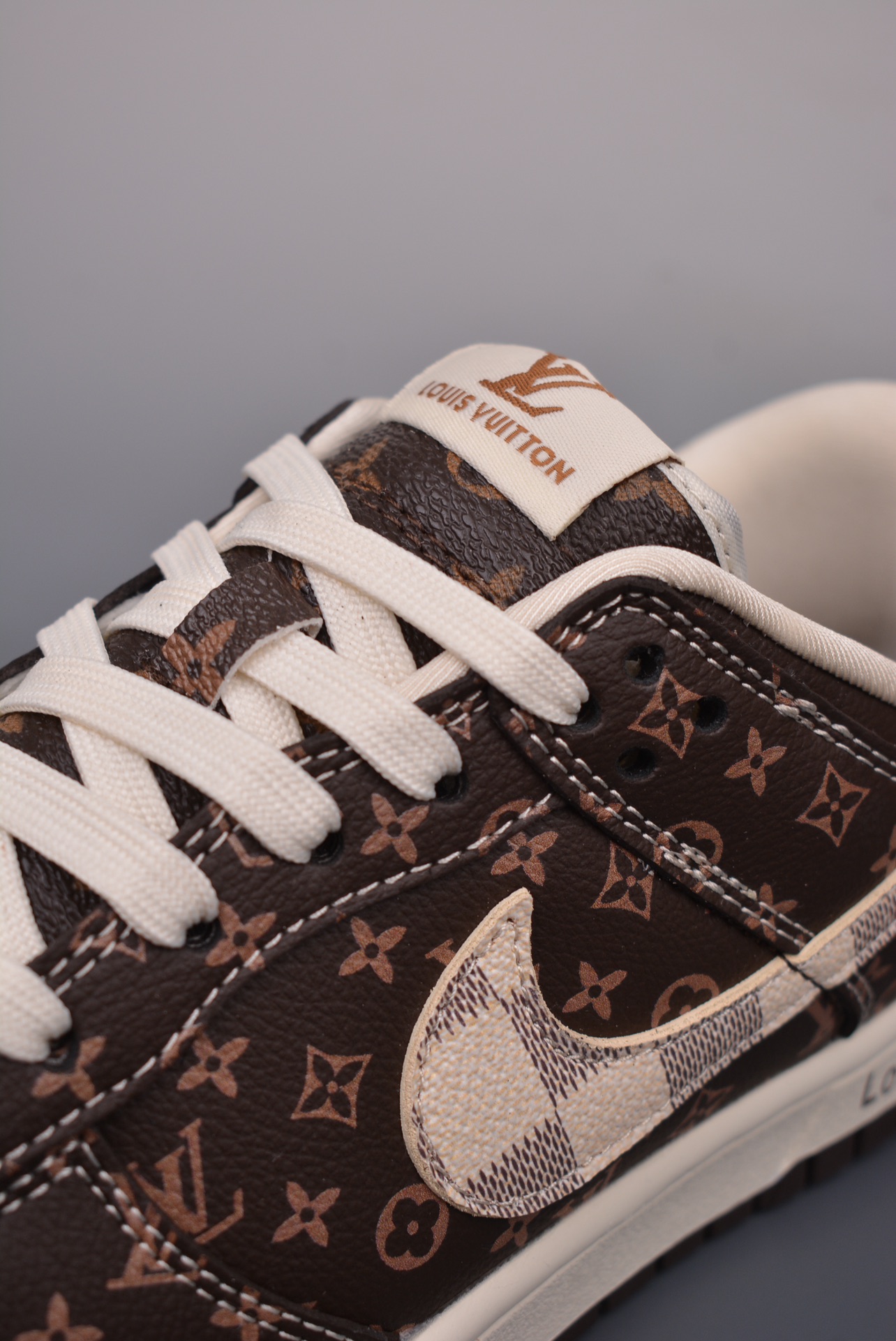  💰260公司级💰360纯原版 可退换
NK SB Dunk Low 
性价比天花板 尝鲜先行版 
原装头层材料 独家版型蒸餾加工
帶來的是更好的视觉和脚感体验
大厂纯原品质出货 清洁度 电绣工艺 皮料切割干净无任何毛边 细节完美 
官方货号: SJ2068 2552226
尺码：36 36.5 37.5 38 38.5 39 40 40.5 41 42 42.5 43 44 45 