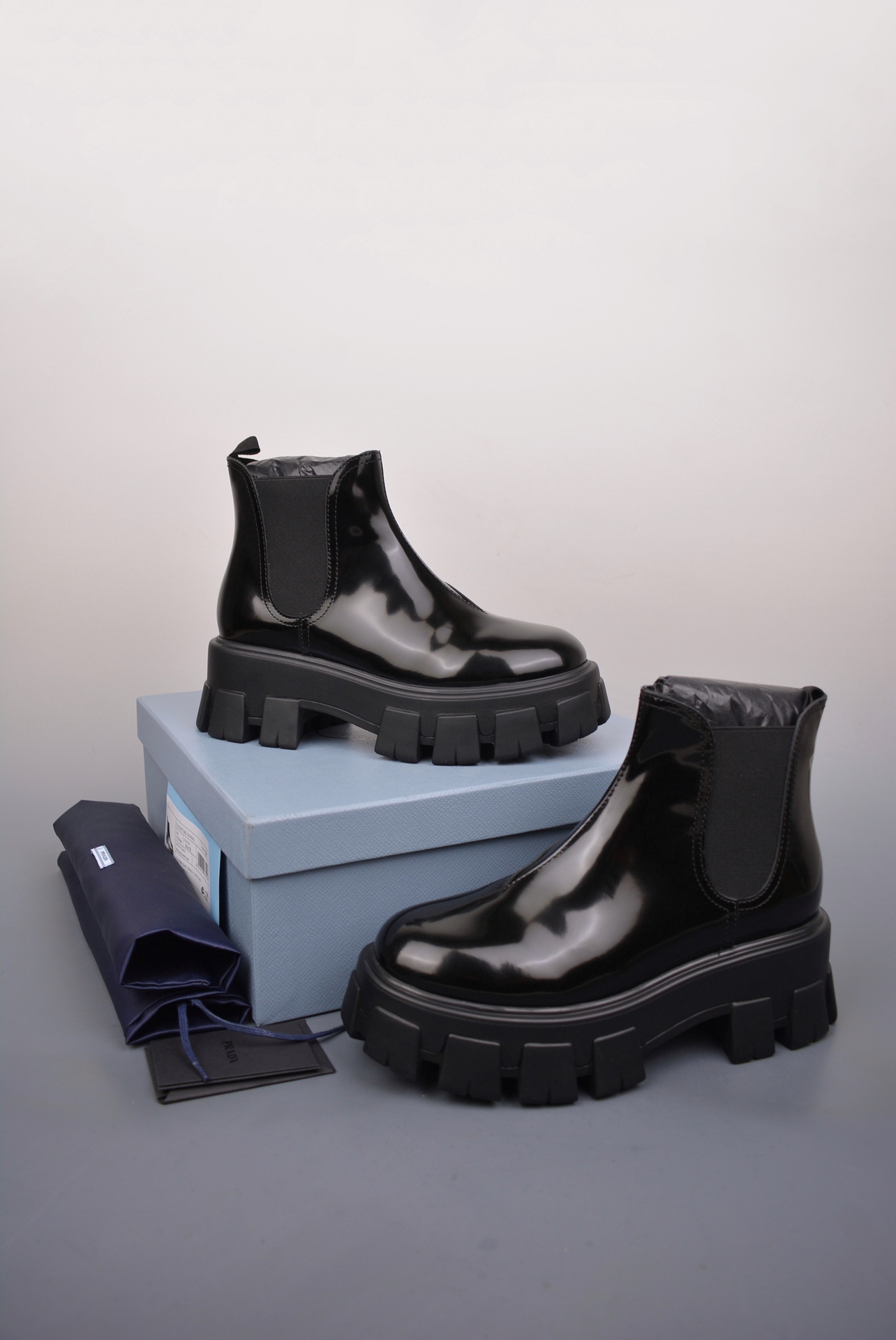 Prada 专柜款经典鞋履 5