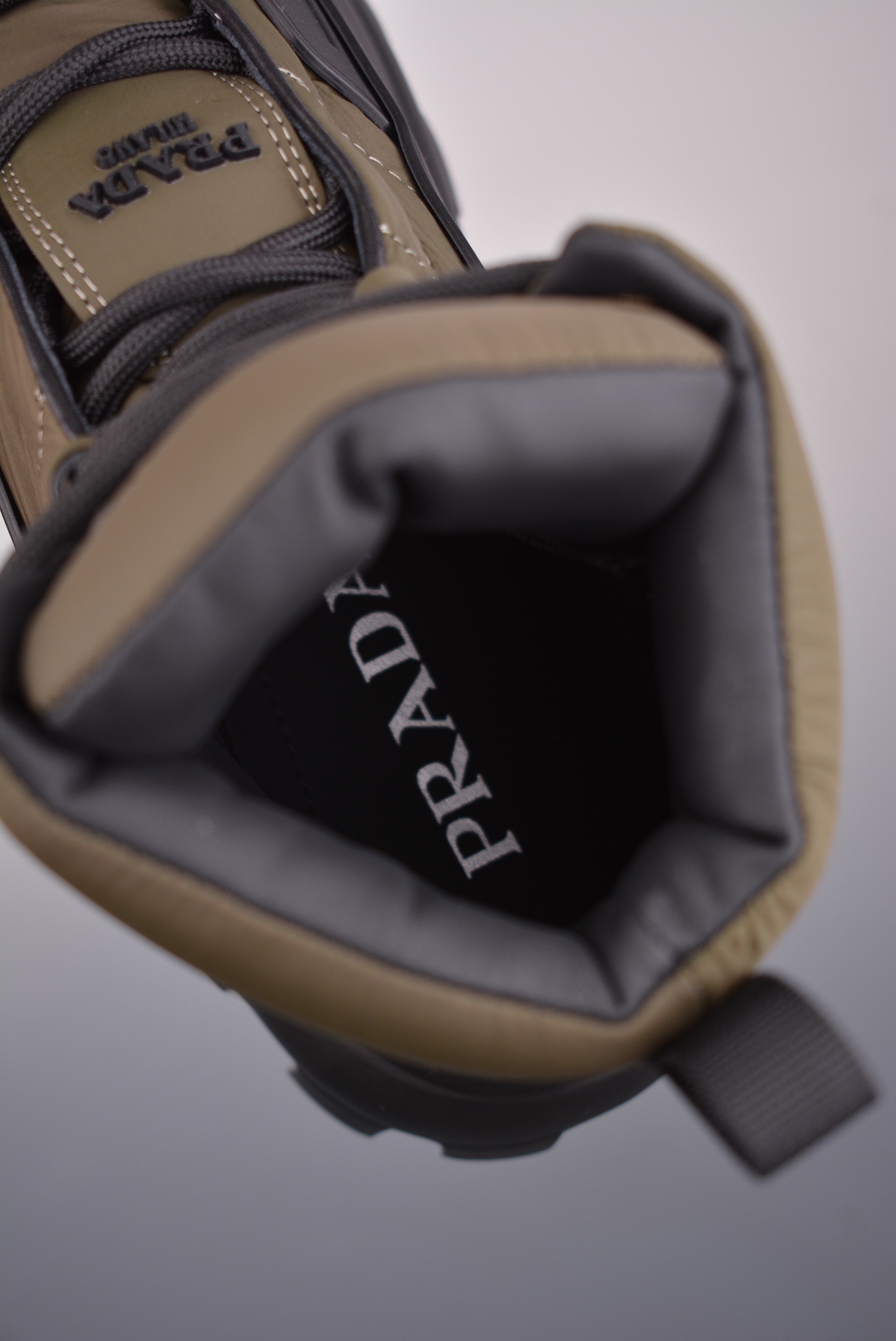 Prada 专柜款经典鞋履 9