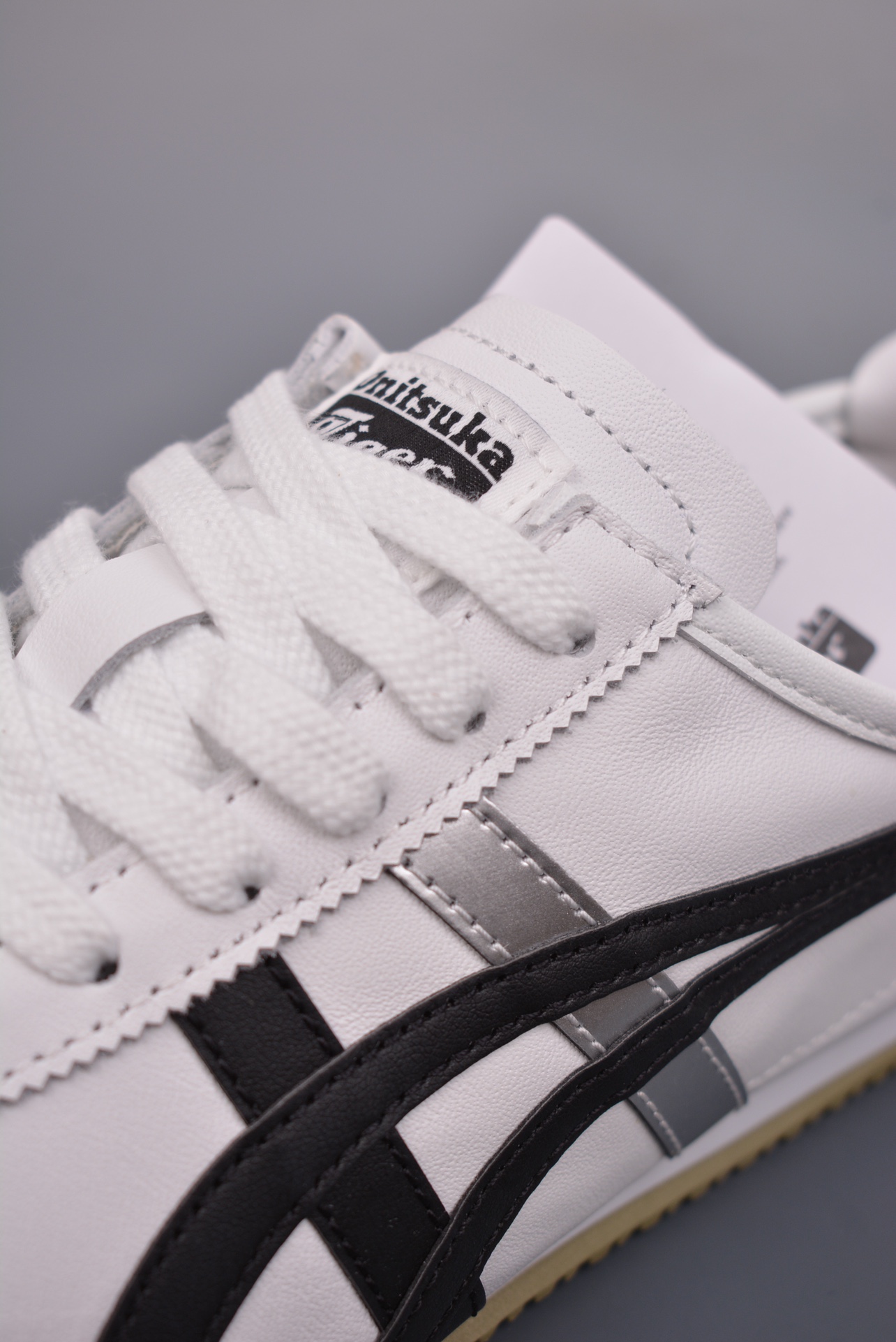  💰180公司级💰220纯原版 可退换
Asics鬼冢虎 日系2025全新版本
印尼厂Oem原单材料 原单渠道
除成型在PT外 其余全部客供材料 
淘宝B级代购店铺内供 
四联官方吊牌 乳胶组合鞋垫 羊皮纸质中底 
不用宰手买专柜 这里满足你
官方货号: 1183C102 1012332
Size：36 37 37.5 38 39 39.5 40.5 41.5 42 42.5 43.5 44 44.5 45