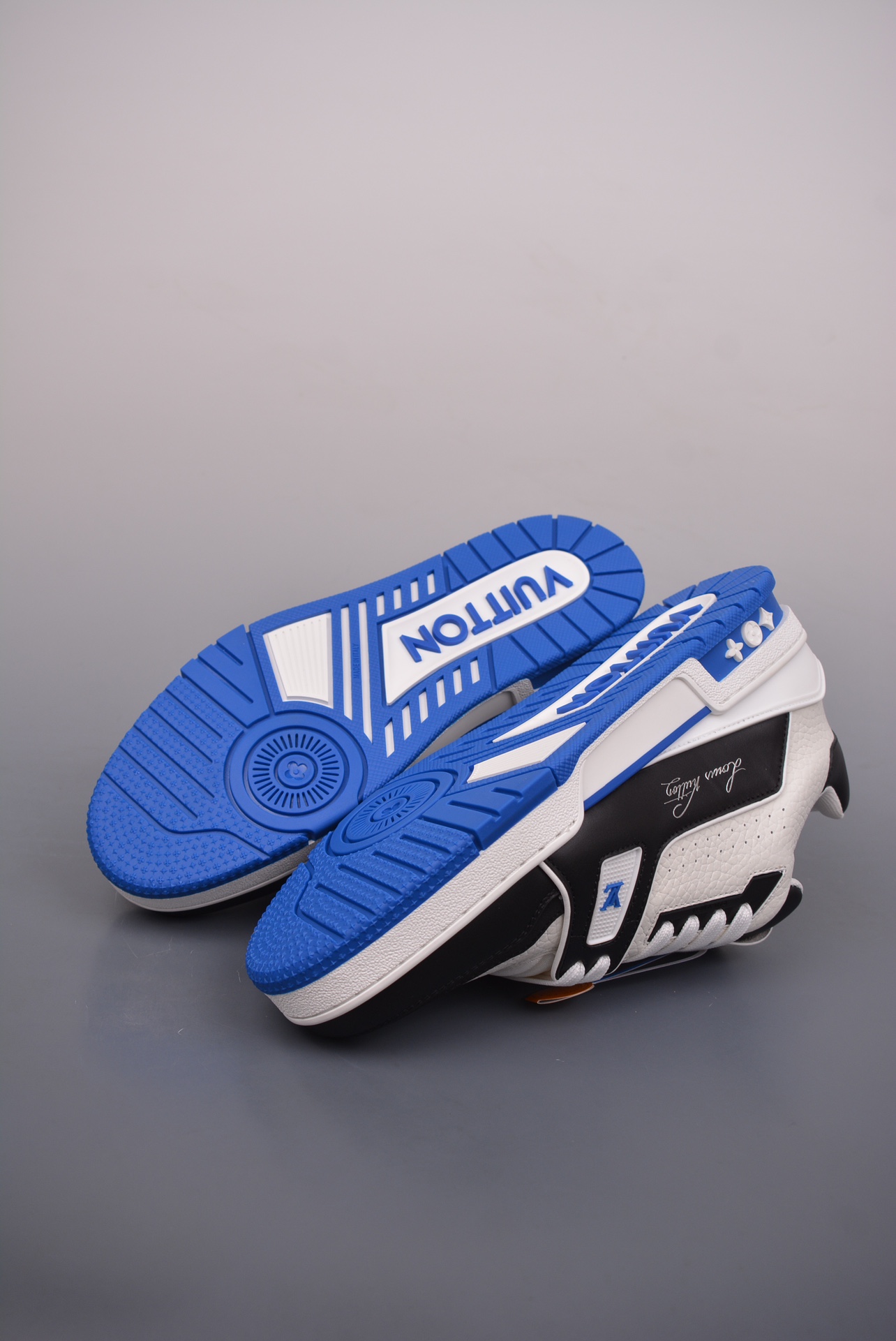  💰480公司级💰580纯原版 可退换
2021s LV Trainer 限定联名 
最新配色国内限定无售 
原版购入历时近两个月开发打造
经典多拼色超好看 原版完美楦型 调试了两个月 
鞋面独家订制压纹粒面小牛皮
大底TPU、模具费2w+ 质感媲美原版
垫脚聚米微料加透气英伦网布
细节原版一致  请注意区分市面通货材料 版型 包装配件3732
尺码： 35 36 37 38 39 40 41 42 43 44 45 （标准码数）
