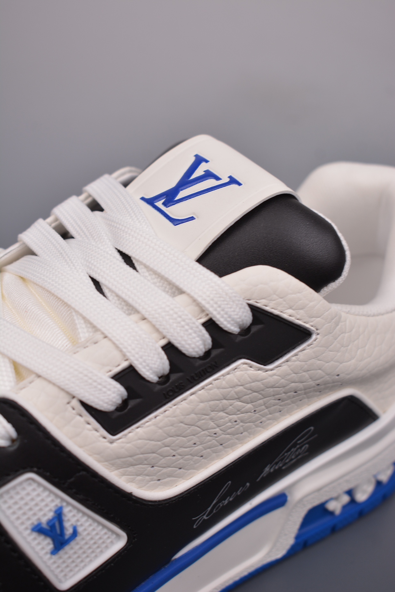  💰480公司级💰580纯原版 可退换
2021s LV Trainer 限定联名 
最新配色国内限定无售 
原版购入历时近两个月开发打造
经典多拼色超好看 原版完美楦型 调试了两个月 
鞋面独家订制压纹粒面小牛皮
大底TPU、模具费2w+ 质感媲美原版
垫脚聚米微料加透气英伦网布
细节原版一致  请注意区分市面通货材料 版型 包装配件3732
尺码： 35 36 37 38 39 40 41 42 43 44 45 （标准码数）
