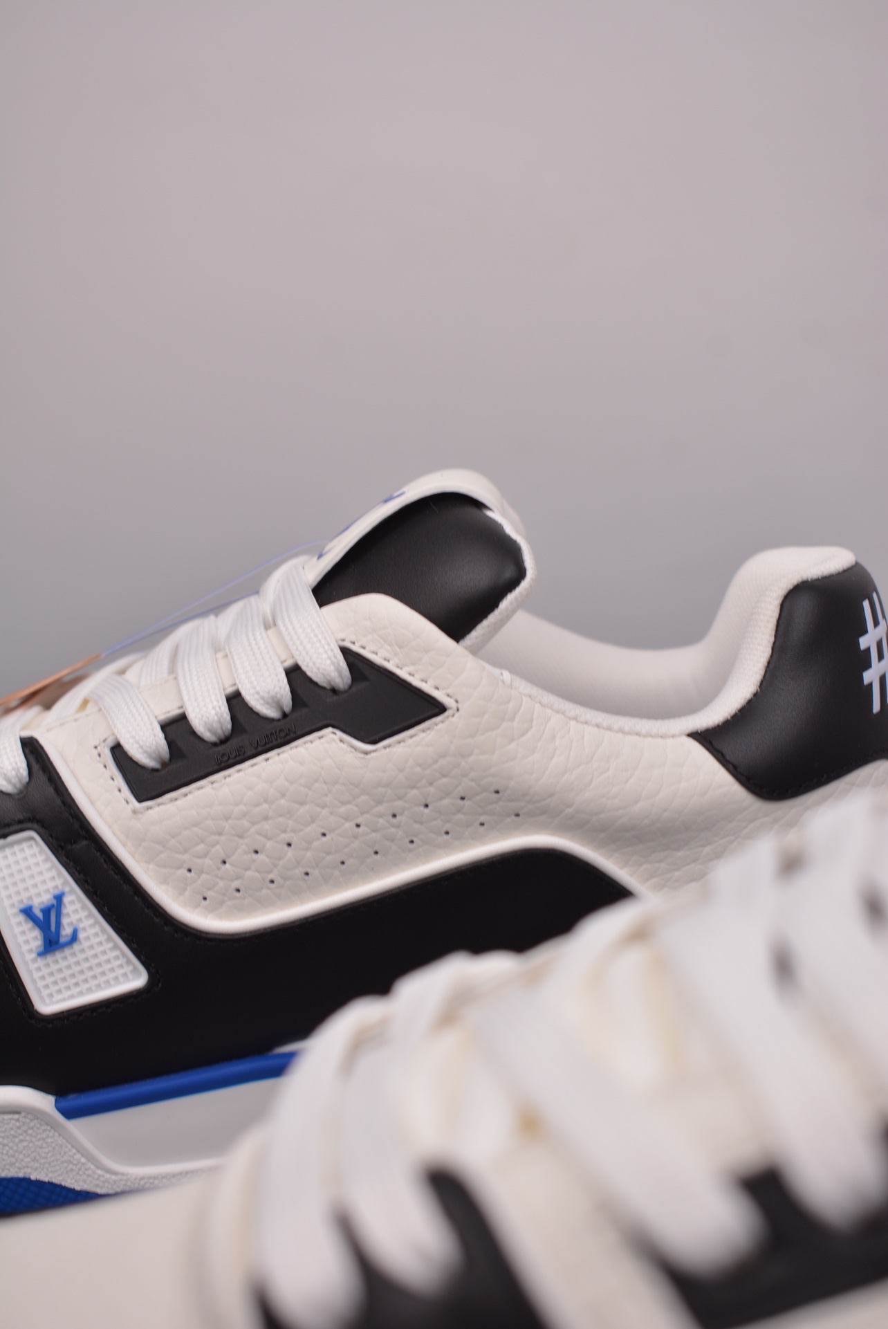  💰480公司级💰580纯原版 可退换
2021s LV Trainer 限定联名 
最新配色国内限定无售 
原版购入历时近两个月开发打造
经典多拼色超好看 原版完美楦型 调试了两个月 
鞋面独家订制压纹粒面小牛皮
大底TPU、模具费2w+ 质感媲美原版
垫脚聚米微料加透气英伦网布
细节原版一致  请注意区分市面通货材料 版型 包装配件3732
尺码： 35 36 37 38 39 40 41 42 43 44 45 （标准码数）
