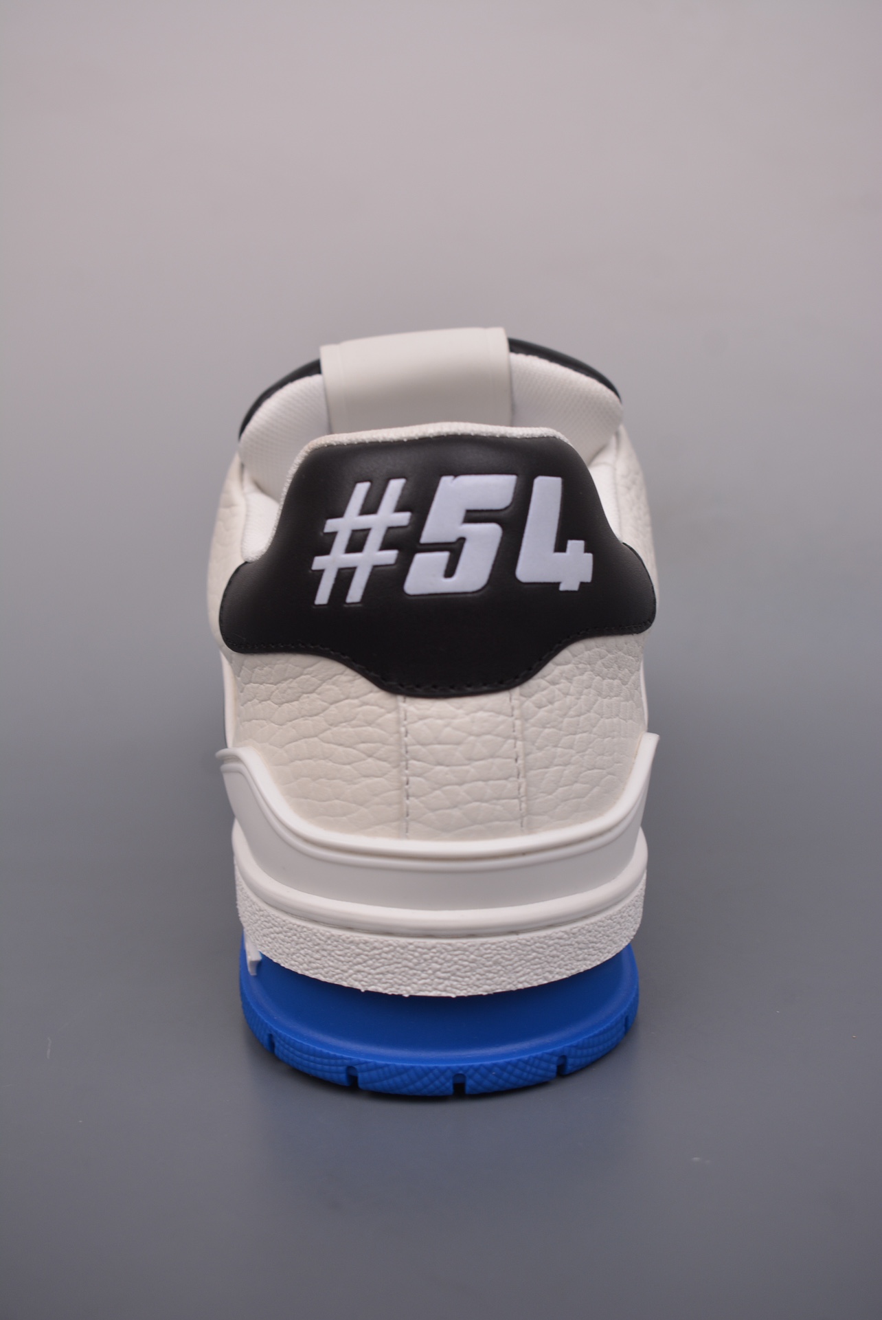  💰480公司级💰580纯原版 可退换
2021s LV Trainer 限定联名 
最新配色国内限定无售 
原版购入历时近两个月开发打造
经典多拼色超好看 原版完美楦型 调试了两个月 
鞋面独家订制压纹粒面小牛皮
大底TPU、模具费2w+ 质感媲美原版
垫脚聚米微料加透气英伦网布
细节原版一致  请注意区分市面通货材料 版型 包装配件3732
尺码： 35 36 37 38 39 40 41 42 43 44 45 （标准码数）
