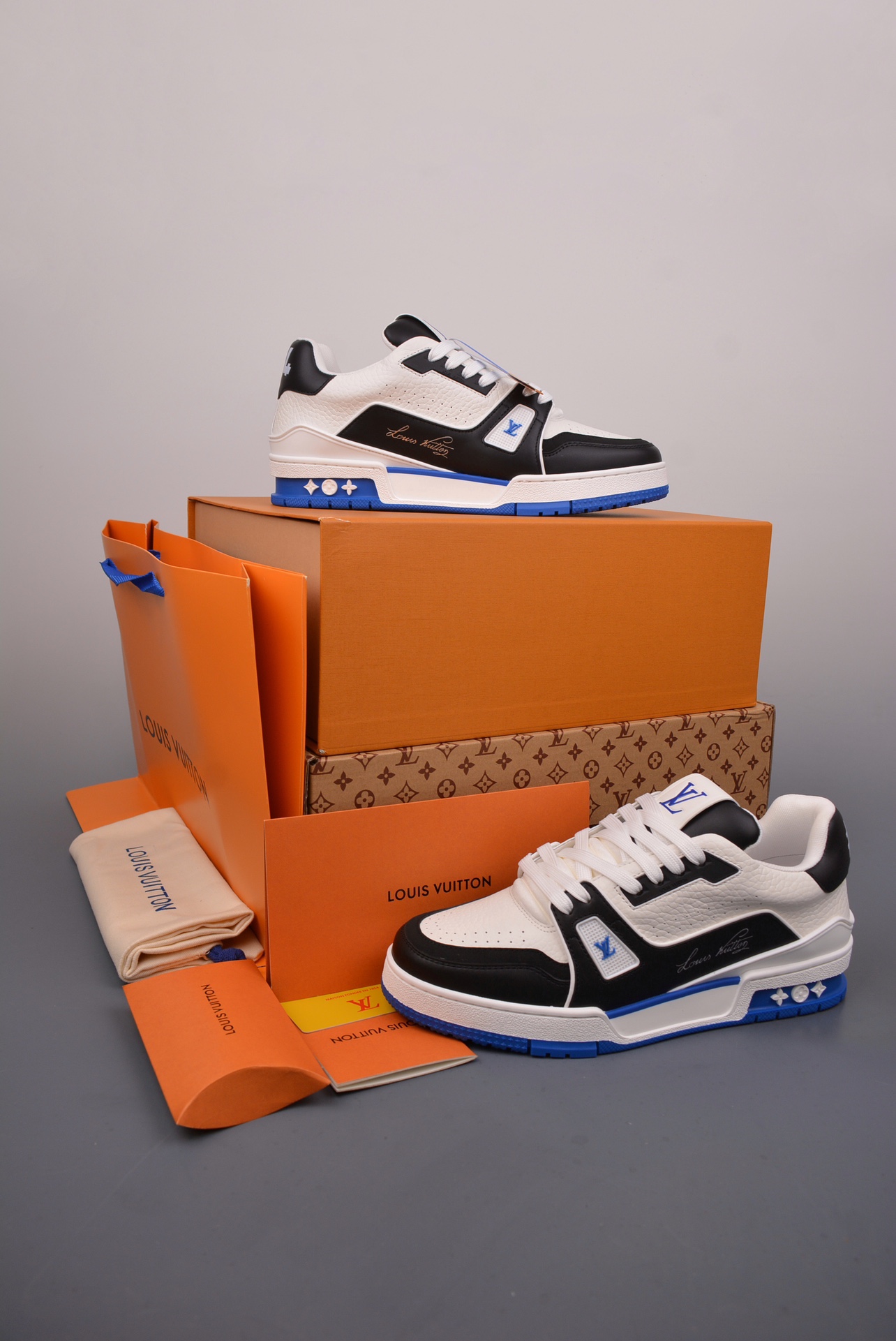  💰480公司级💰580纯原版 可退换
2021s LV Trainer 限定联名 
最新配色国内限定无售 
原版购入历时近两个月开发打造
经典多拼色超好看 原版完美楦型 调试了两个月 
鞋面独家订制压纹粒面小牛皮
大底TPU、模具费2w+ 质感媲美原版
垫脚聚米微料加透气英伦网布
细节原版一致  请注意区分市面通货材料 版型 包装配件3732
尺码： 35 36 37 38 39 40 41 42 43 44 45 （标准码数）
