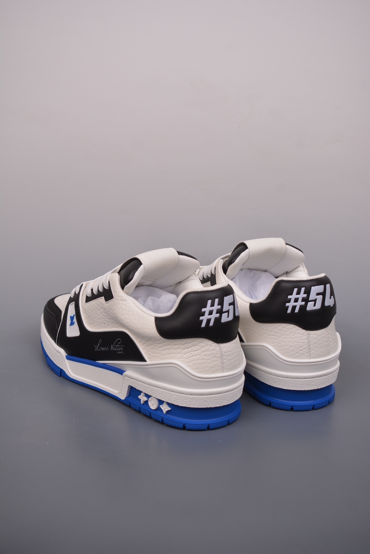  💰480公司级💰580纯原版 可退换
2021s LV Trainer 限定联名 
最新配色国内限定无售 
原版购入历时近两个月开发打造
经典多拼色超好看 原版完美楦型 调试了两个月 
鞋面独家订制压纹粒面小牛皮
大底TPU、模具费2w+ 质感媲美原版
垫脚聚米微料加透气英伦网布
细节原版一致  请注意区分市面通货材料 版型 包装配件3732
尺码： 35 36 37 38 39 40 41 42 43 44 45 （标准码数）
