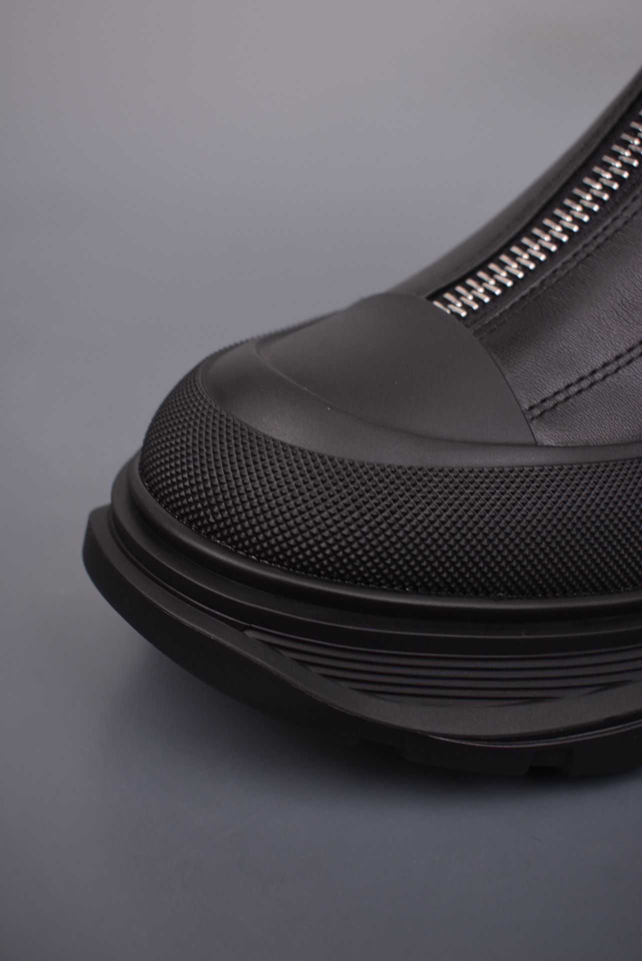  💰580 纯原版 可退换
Alexander McQueen 亚历山大&middot;麦昆
tread slick前拉链短靴 代购指定版本 
原版1：1开发 大底：TPU几层组合底
鞋面配有外露式银色机车风格拉链
纹理橡胶包边和同色调Alexander McQueen标识显腿细绝绝子 油边工艺 极佳舒适度
面料: 进口粒面牛皮
内里: 水染羊皮
垫脚: 牛皮垫脚
官方货号: 758774WHZ6U10002625
码数：35 36 37 38 39 40 41 42 43 44
