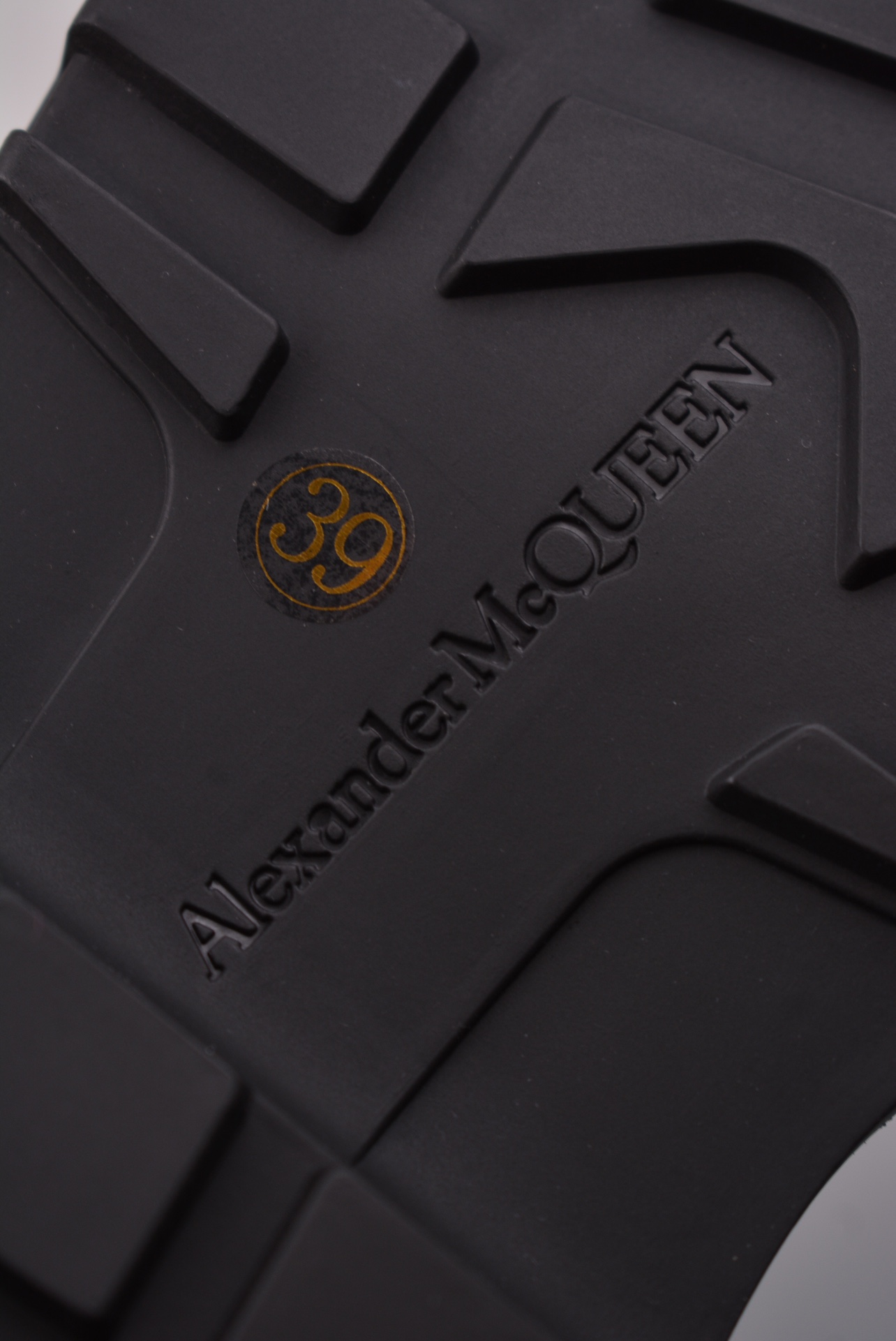  💰580 纯原版 可退换
Alexander McQueen 亚历山大&middot;麦昆
tread slick前拉链短靴 代购指定版本 
原版1：1开发 大底：TPU几层组合底
鞋面配有外露式银色机车风格拉链
纹理橡胶包边和同色调Alexander McQueen标识显腿细绝绝子 油边工艺 极佳舒适度
面料: 进口粒面牛皮
内里: 水染羊皮
垫脚: 牛皮垫脚
官方货号: 758774WHZ6U10002625
码数：35 36 37 38 39 40 41 42 43 44
