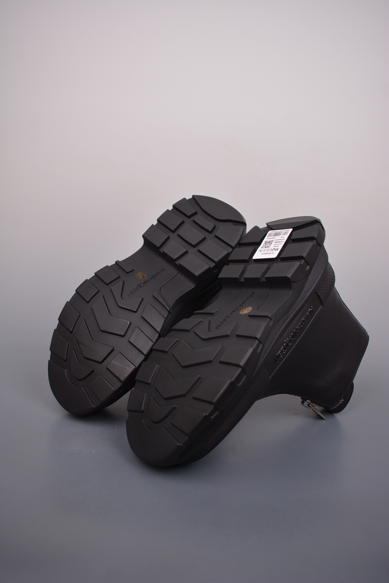  💰580 纯原版 可退换
Alexander McQueen 亚历山大&middot;麦昆
tread slick前拉链短靴 代购指定版本 
原版1：1开发 大底：TPU几层组合底
鞋面配有外露式银色机车风格拉链
纹理橡胶包边和同色调Alexander McQueen标识显腿细绝绝子 油边工艺 极佳舒适度
面料: 进口粒面牛皮
内里: 水染羊皮
垫脚: 牛皮垫脚
官方货号: 758774WHZ6U10002625
码数：35 36 37 38 39 40 41 42 43 44
