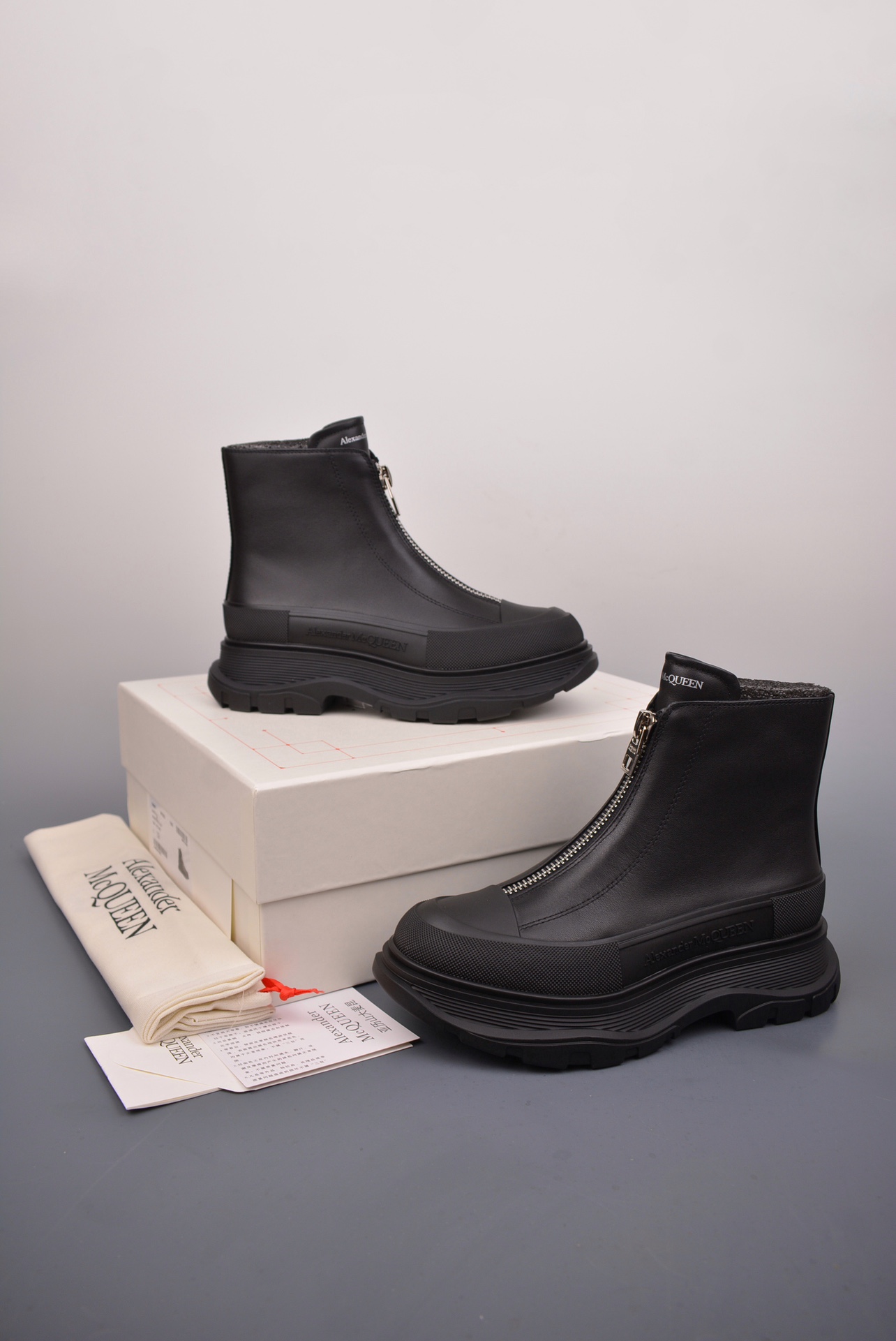  💰580 纯原版 可退换
Alexander McQueen 亚历山大&middot;麦昆
tread slick前拉链短靴 代购指定版本 
原版1：1开发 大底：TPU几层组合底
鞋面配有外露式银色机车风格拉链
纹理橡胶包边和同色调Alexander McQueen标识显腿细绝绝子 油边工艺 极佳舒适度
面料: 进口粒面牛皮
内里: 水染羊皮
垫脚: 牛皮垫脚
官方货号: 758774WHZ6U10002625
码数：35 36 37 38 39 40 41 42 43 44
