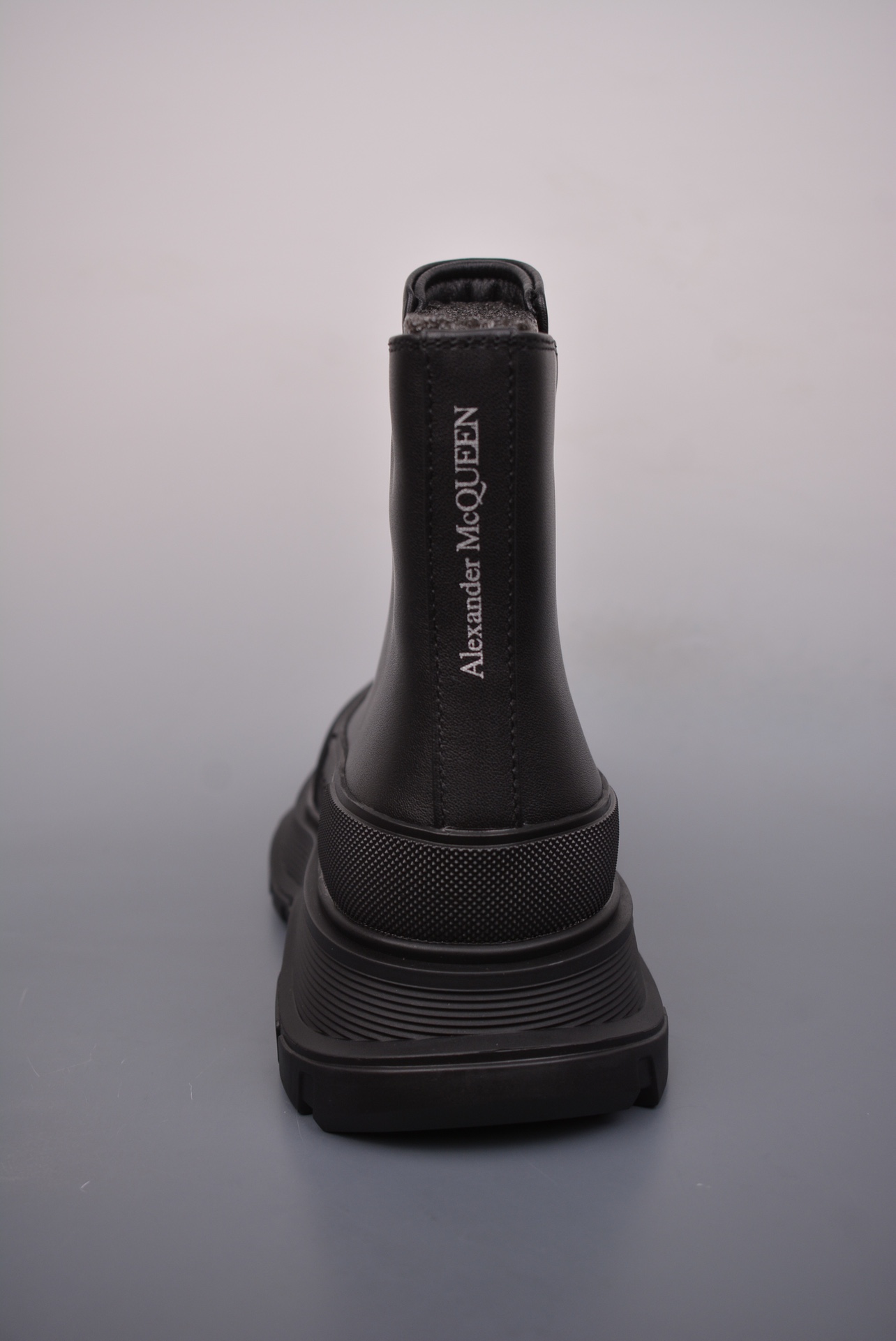  💰580 纯原版 可退换
Alexander McQueen 亚历山大&middot;麦昆
tread slick前拉链短靴 代购指定版本 
原版1：1开发 大底：TPU几层组合底
鞋面配有外露式银色机车风格拉链
纹理橡胶包边和同色调Alexander McQueen标识显腿细绝绝子 油边工艺 极佳舒适度
面料: 进口粒面牛皮
内里: 水染羊皮
垫脚: 牛皮垫脚
官方货号: 758774WHZ6U10002625
码数：35 36 37 38 39 40 41 42 43 44
