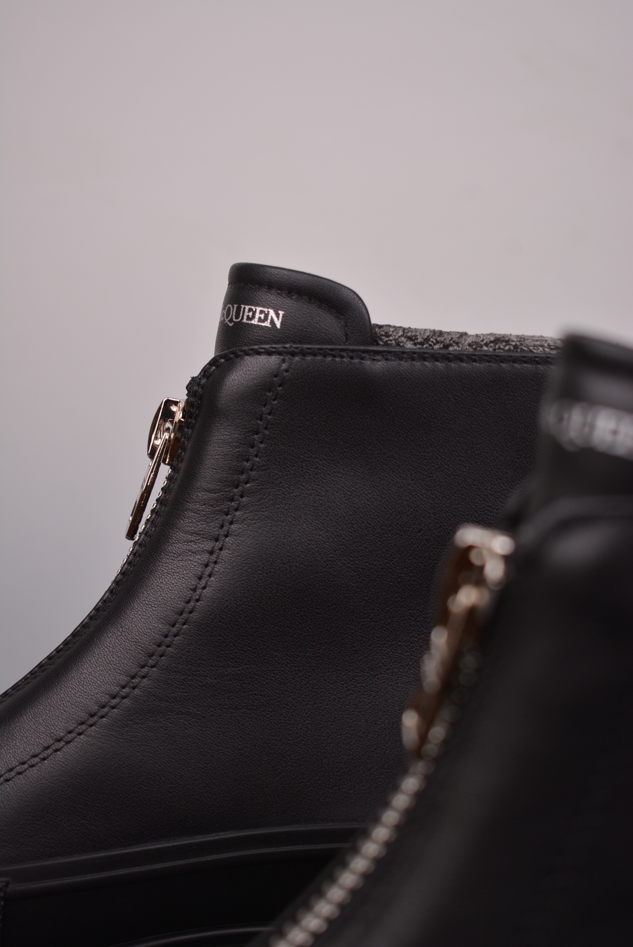  💰580 纯原版 可退换
Alexander McQueen 亚历山大&middot;麦昆
tread slick前拉链短靴 代购指定版本 
原版1：1开发 大底：TPU几层组合底
鞋面配有外露式银色机车风格拉链
纹理橡胶包边和同色调Alexander McQueen标识显腿细绝绝子 油边工艺 极佳舒适度
面料: 进口粒面牛皮
内里: 水染羊皮
垫脚: 牛皮垫脚
官方货号: 758774WHZ6U10002625
码数：35 36 37 38 39 40 41 42 43 44
