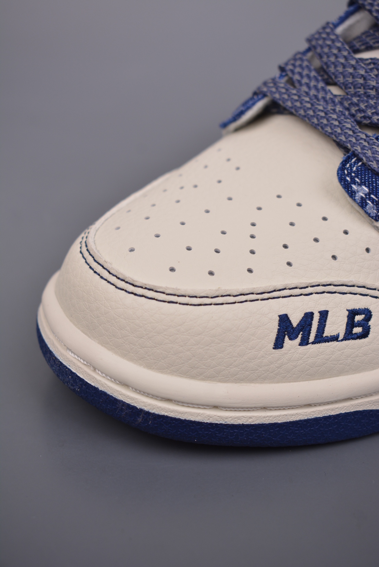  💰360 纯原版 可退换
NK SB Dunk Low MLB联名
纯原大厂出品 极力推荐 
原装头层材料 独家版型蒸餾加工
帶來的是更好的视觉和脚感体验
大厂纯原品质出货 清洁度 
电绣工艺 皮料切割干净无任何毛边 细节完美
官方货号: DJ2024 0442722
尺码：36 36.5 37.5 38 38.5 39 40 40.5 41 42 42.5 43 44 44.5 45