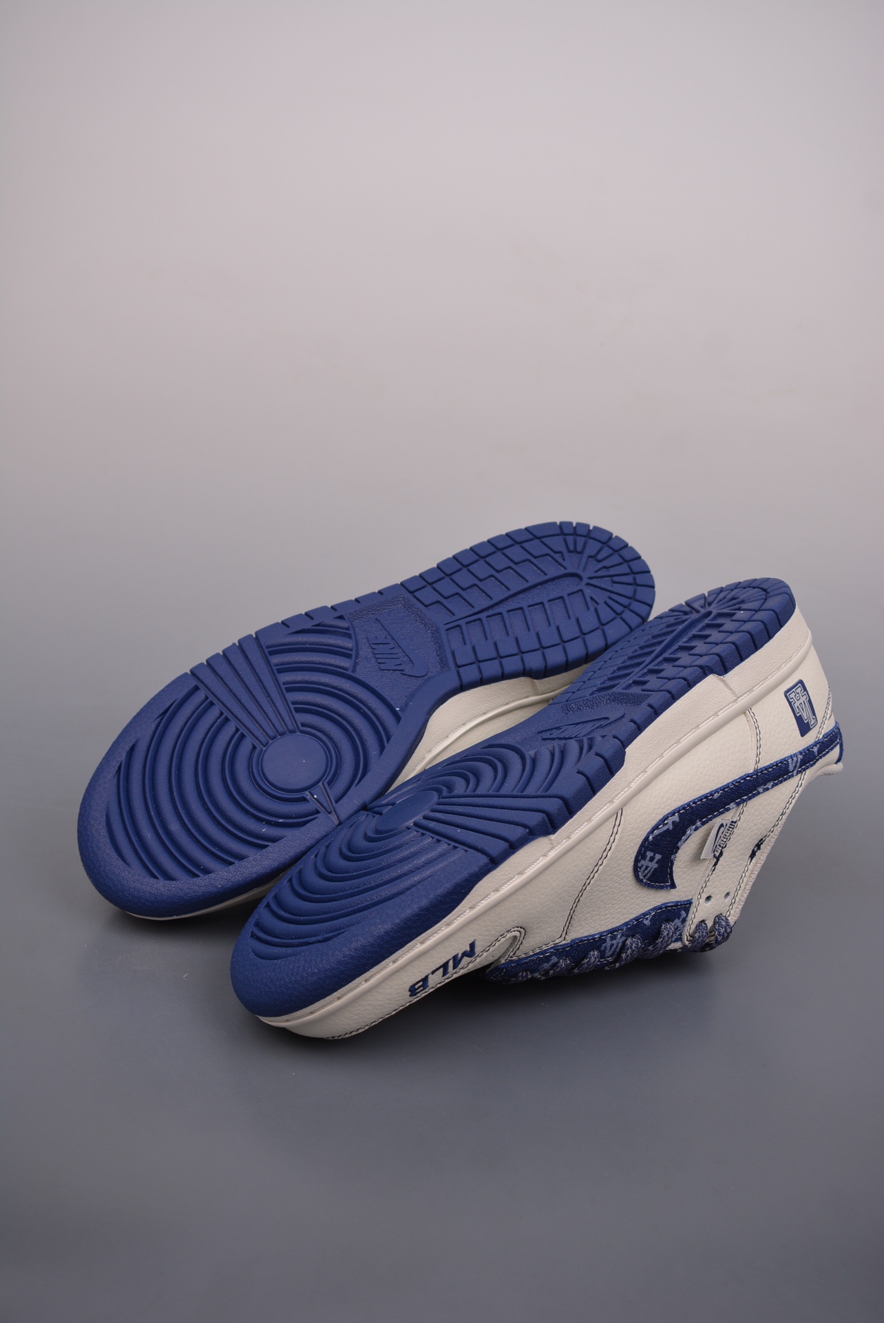  💰360 纯原版 可退换
NK SB Dunk Low MLB联名
纯原大厂出品 极力推荐 
原装头层材料 独家版型蒸餾加工
帶來的是更好的视觉和脚感体验
大厂纯原品质出货 清洁度 
电绣工艺 皮料切割干净无任何毛边 细节完美
官方货号: DJ2024 0442722
尺码：36 36.5 37.5 38 38.5 39 40 40.5 41 42 42.5 43 44 44.5 45