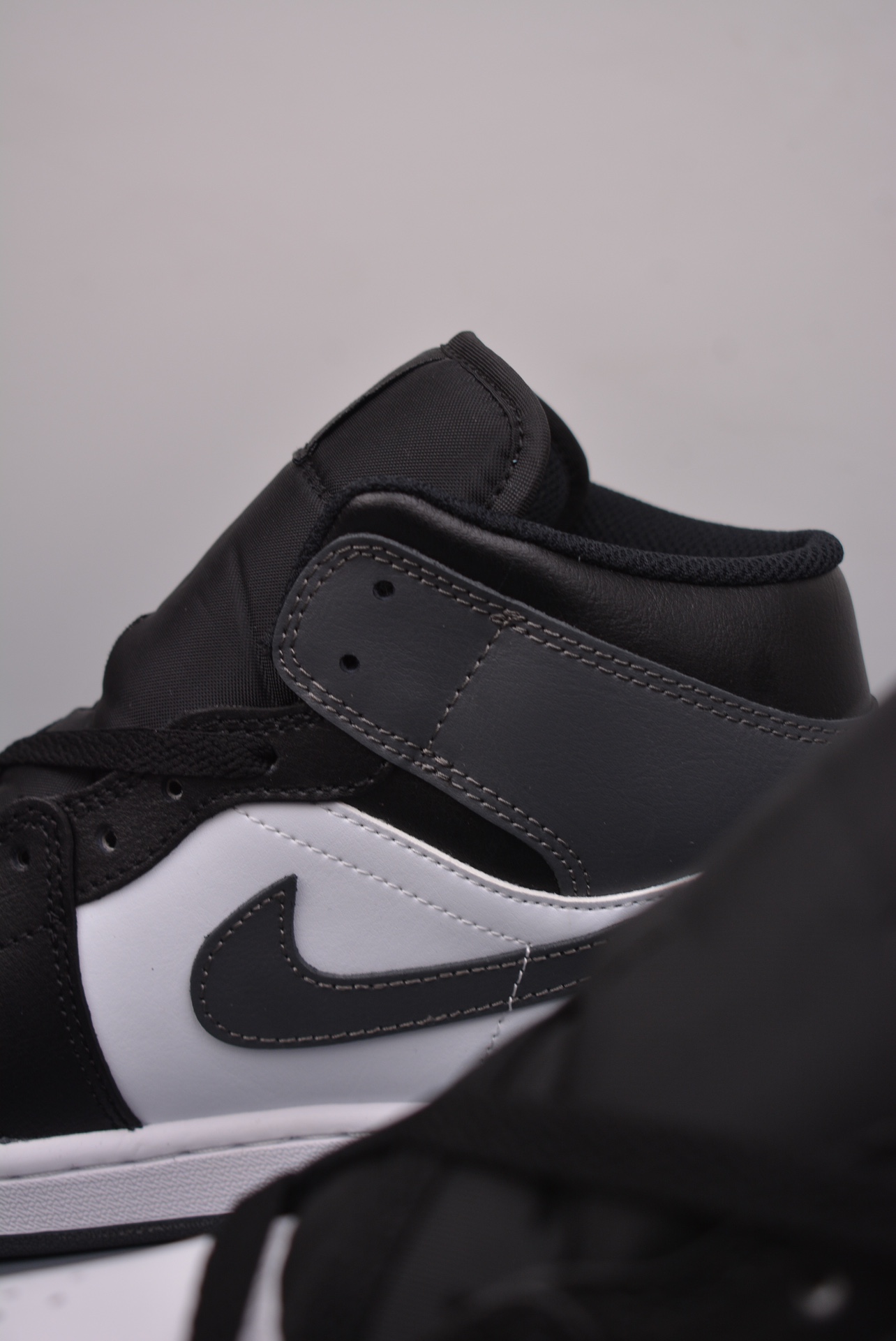 原装裸鞋级 市面最高工艺产物 Air Jordan 1 Mid黑灰  DQ8426-001