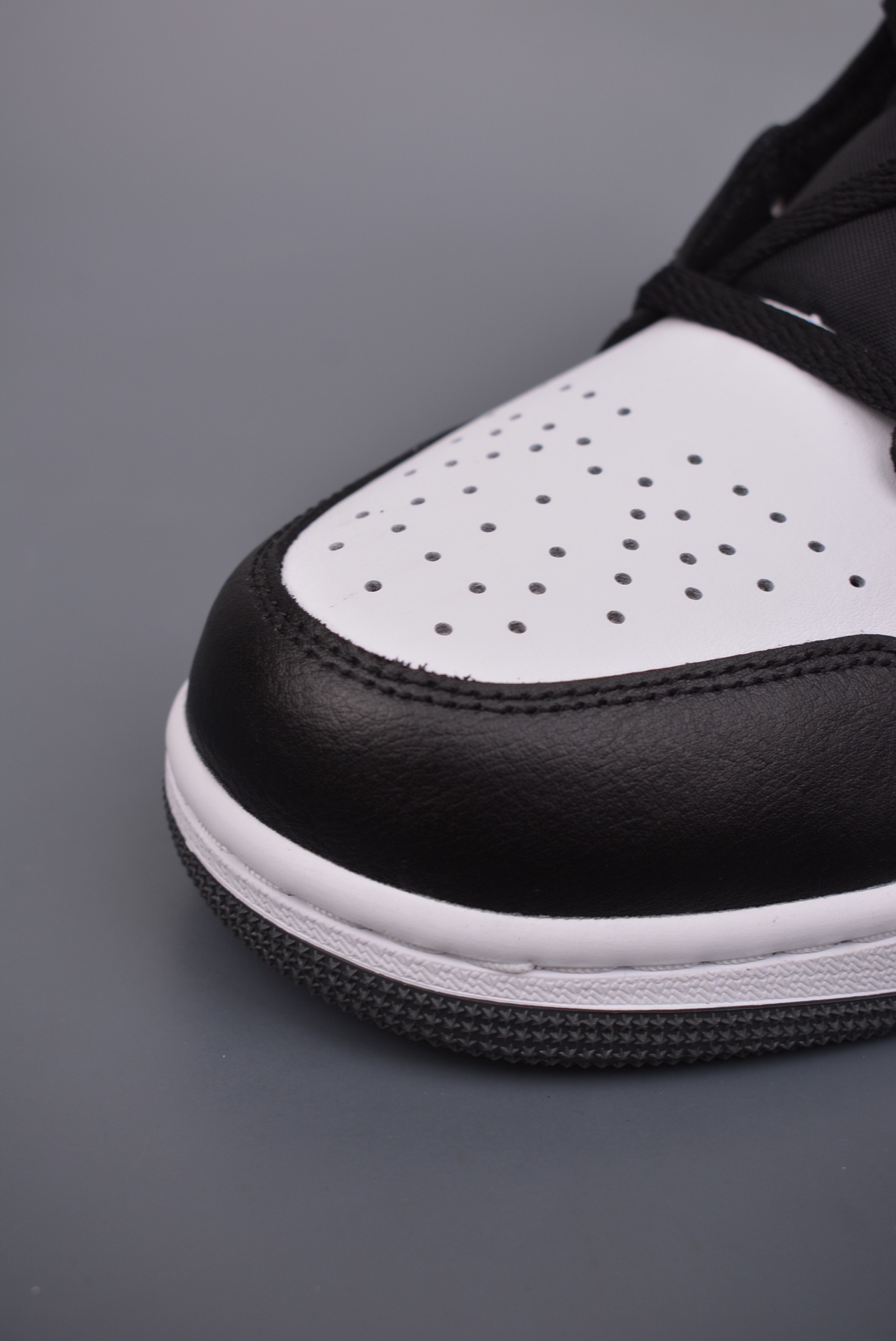 原装裸鞋级 市面最高工艺产物 Air Jordan 1 Mid黑灰  DQ8426-001