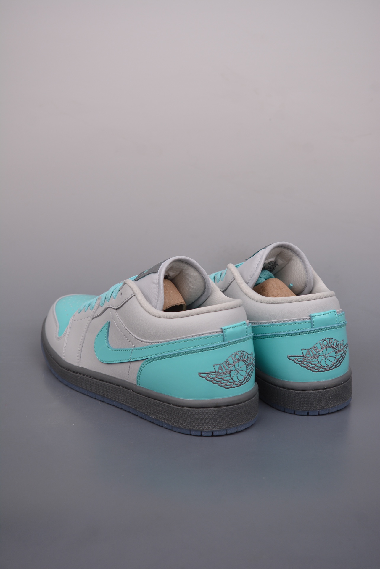  💰200 
Air Jordan 1 Low 灰蓝脚指
AJ1乔1低帮休闲板鞋 同步官方配色 
市场唯一独家头层皮打造 原鞋原档案开发 
原厂皮料 原档冲孔鞋头 正确满胶鞋垫 四线拉帮 原厂织唛标 鞋舌高弹海绵填充。
官方货号：HQ3599 0253333
Size： 36 36.5 37.5 38 38.5 39 40 40.5 41 42 42.5 43 44 45 46