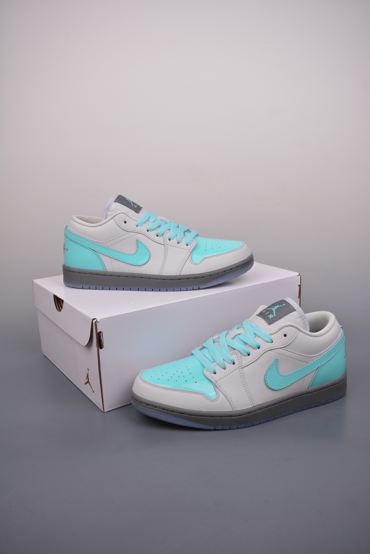  💰200 
Air Jordan 1 Low 灰蓝脚指
AJ1乔1低帮休闲板鞋 同步官方配色 
市场唯一独家头层皮打造 原鞋原档案开发 
原厂皮料 原档冲孔鞋头 正确满胶鞋垫 四线拉帮 原厂织唛标 鞋舌高弹海绵填充。
官方货号：HQ3599 0253333
Size： 36 36.5 37.5 38 38.5 39 40 40.5 41 42 42.5 43 44 45 46