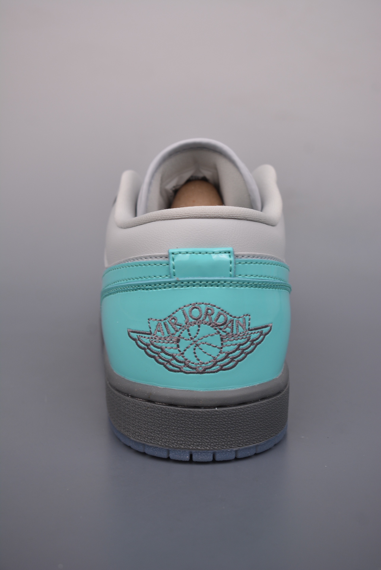  💰200 
Air Jordan 1 Low 灰蓝脚指
AJ1乔1低帮休闲板鞋 同步官方配色 
市场唯一独家头层皮打造 原鞋原档案开发 
原厂皮料 原档冲孔鞋头 正确满胶鞋垫 四线拉帮 原厂织唛标 鞋舌高弹海绵填充。
官方货号：HQ3599 0253333
Size： 36 36.5 37.5 38 38.5 39 40 40.5 41 42 42.5 43 44 45 46