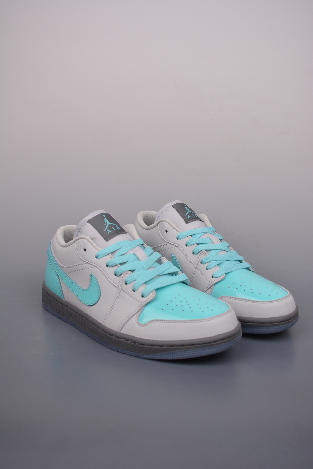  💰200 
Air Jordan 1 Low 灰蓝脚指
AJ1乔1低帮休闲板鞋 同步官方配色 
市场唯一独家头层皮打造 原鞋原档案开发 
原厂皮料 原档冲孔鞋头 正确满胶鞋垫 四线拉帮 原厂织唛标 鞋舌高弹海绵填充。
官方货号：HQ3599 0253333
Size： 36 36.5 37.5 38 38.5 39 40 40.5 41 42 42.5 43 44 45 46